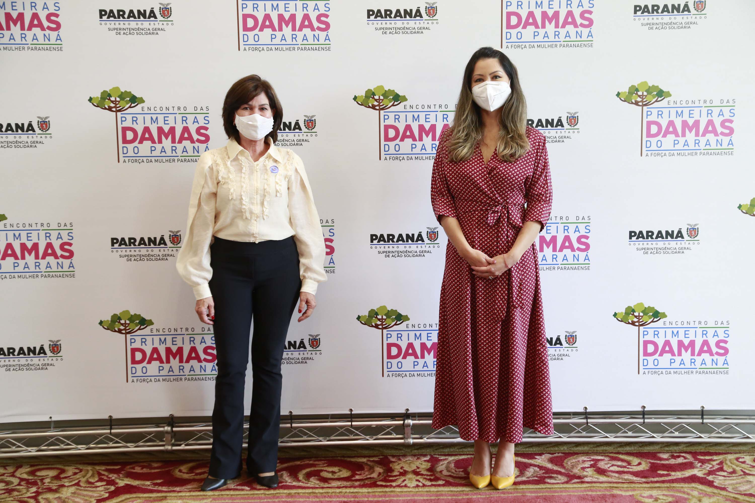 A primeira-dama do Paraná, Luciana Saito Massa, presidiu nesta terça-feira (4), em Curitiba, o primeiro Encontro de Primeiras-Damas do Paraná. A iniciativa tem como objetivo promover um debate entre as primeiras-damas de todos os municípios paranaenses sobre políticas públicas direcionadas à área social e à mulher.