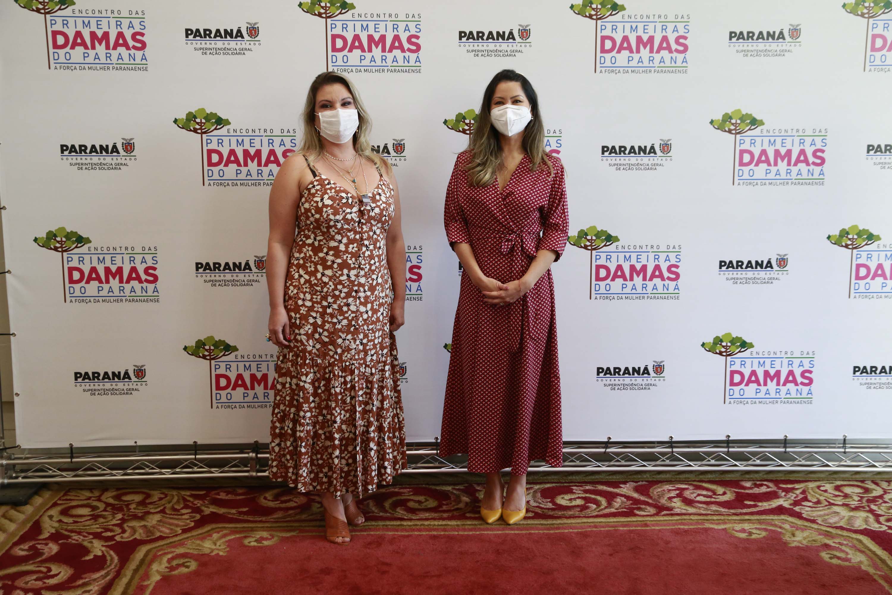 A primeira-dama do Paraná, Luciana Saito Massa, presidiu nesta terça-feira (4), em Curitiba, o primeiro Encontro de Primeiras-Damas do Paraná. A iniciativa tem como objetivo promover um debate entre as primeiras-damas de todos os municípios paranaenses sobre políticas públicas direcionadas à área social e à mulher.