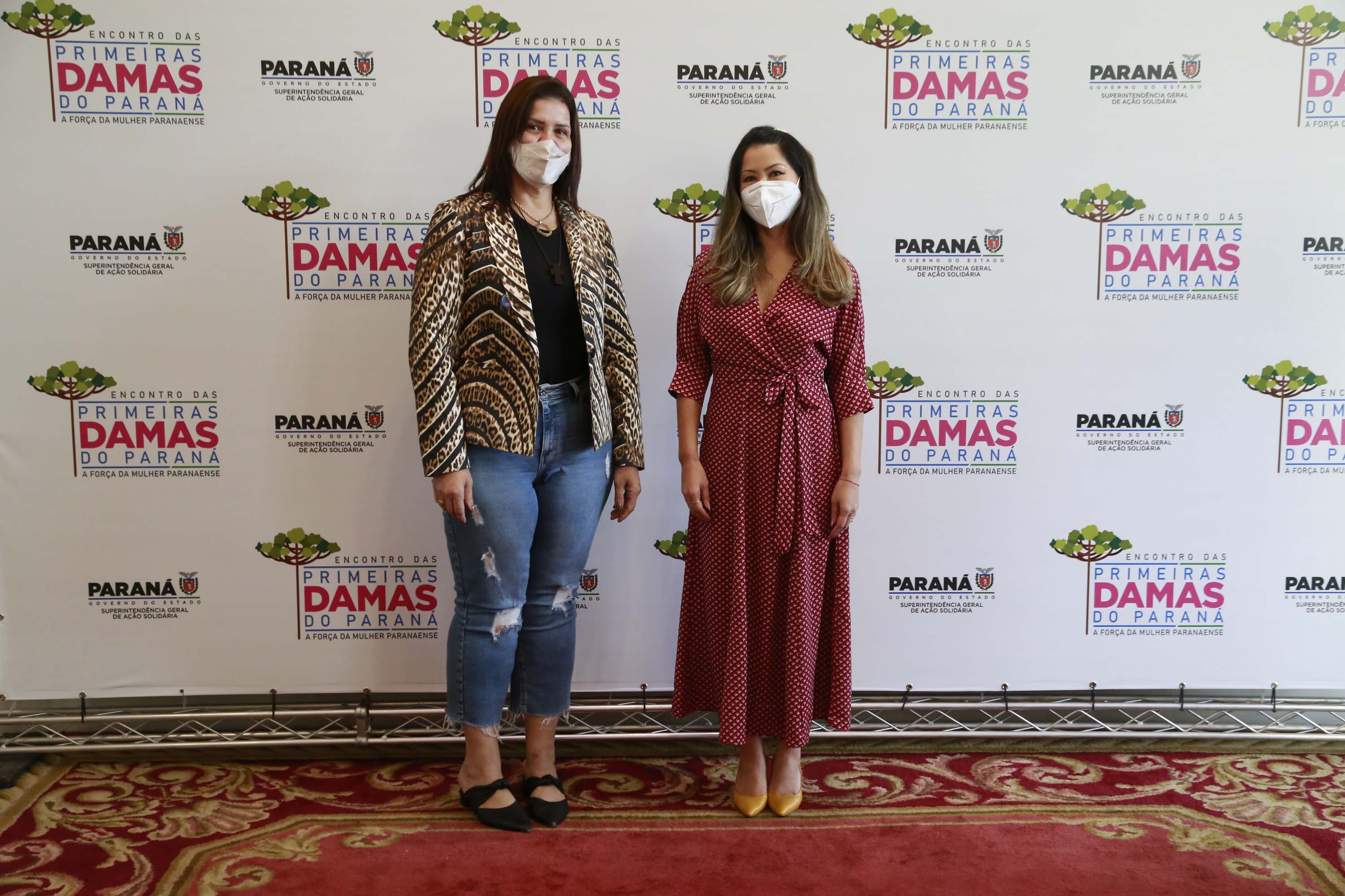 A primeira-dama do Paraná, Luciana Saito Massa, presidiu nesta terça-feira (4), em Curitiba, o primeiro Encontro de Primeiras-Damas do Paraná. A iniciativa tem como objetivo promover um debate entre as primeiras-damas de todos os municípios paranaenses sobre políticas públicas direcionadas à área social e à mulher.