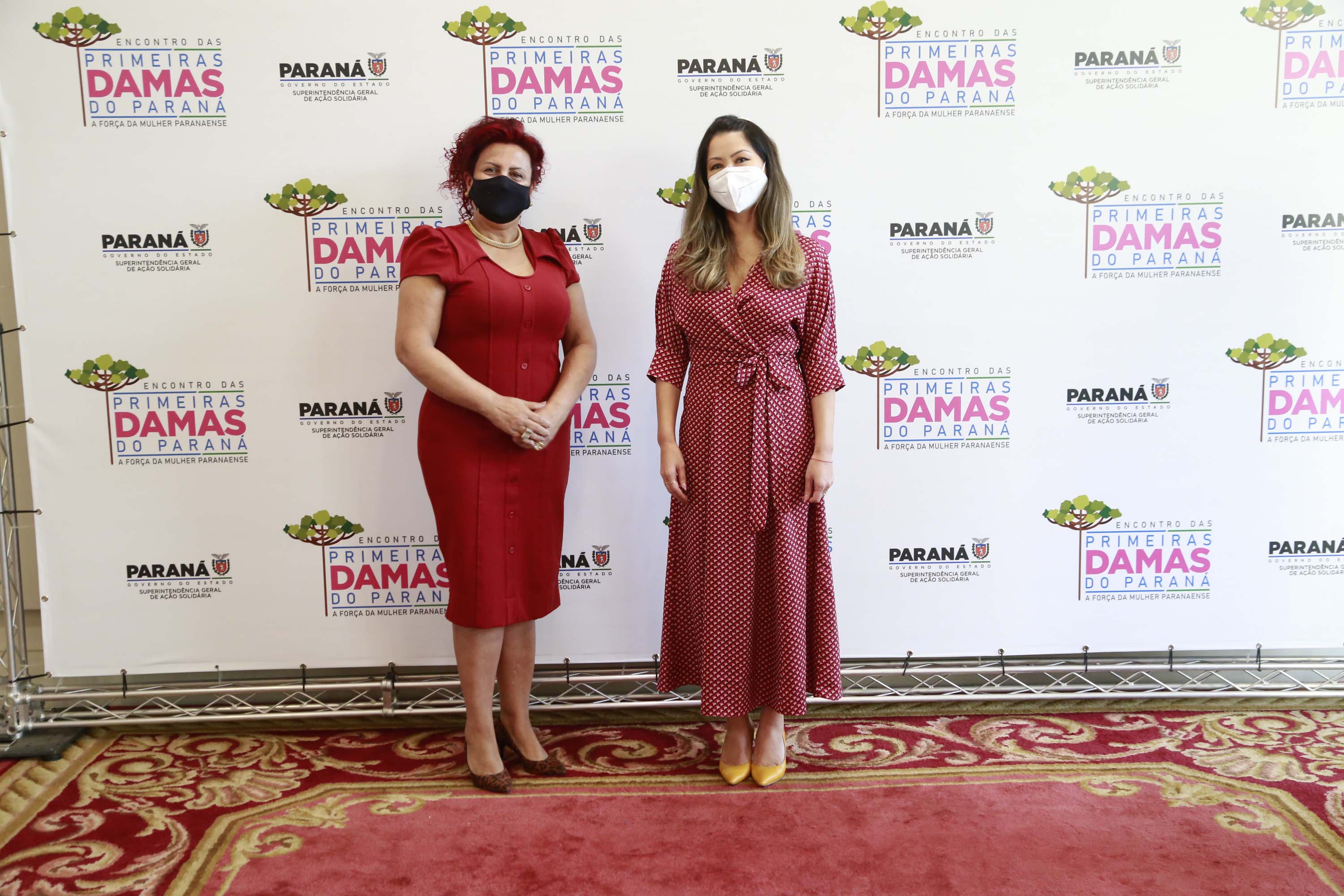 A primeira-dama do Paraná, Luciana Saito Massa, presidiu nesta terça-feira (4), em Curitiba, o primeiro Encontro de Primeiras-Damas do Paraná. A iniciativa tem como objetivo promover um debate entre as primeiras-damas de todos os municípios paranaenses sobre políticas públicas direcionadas à área social e à mulher.