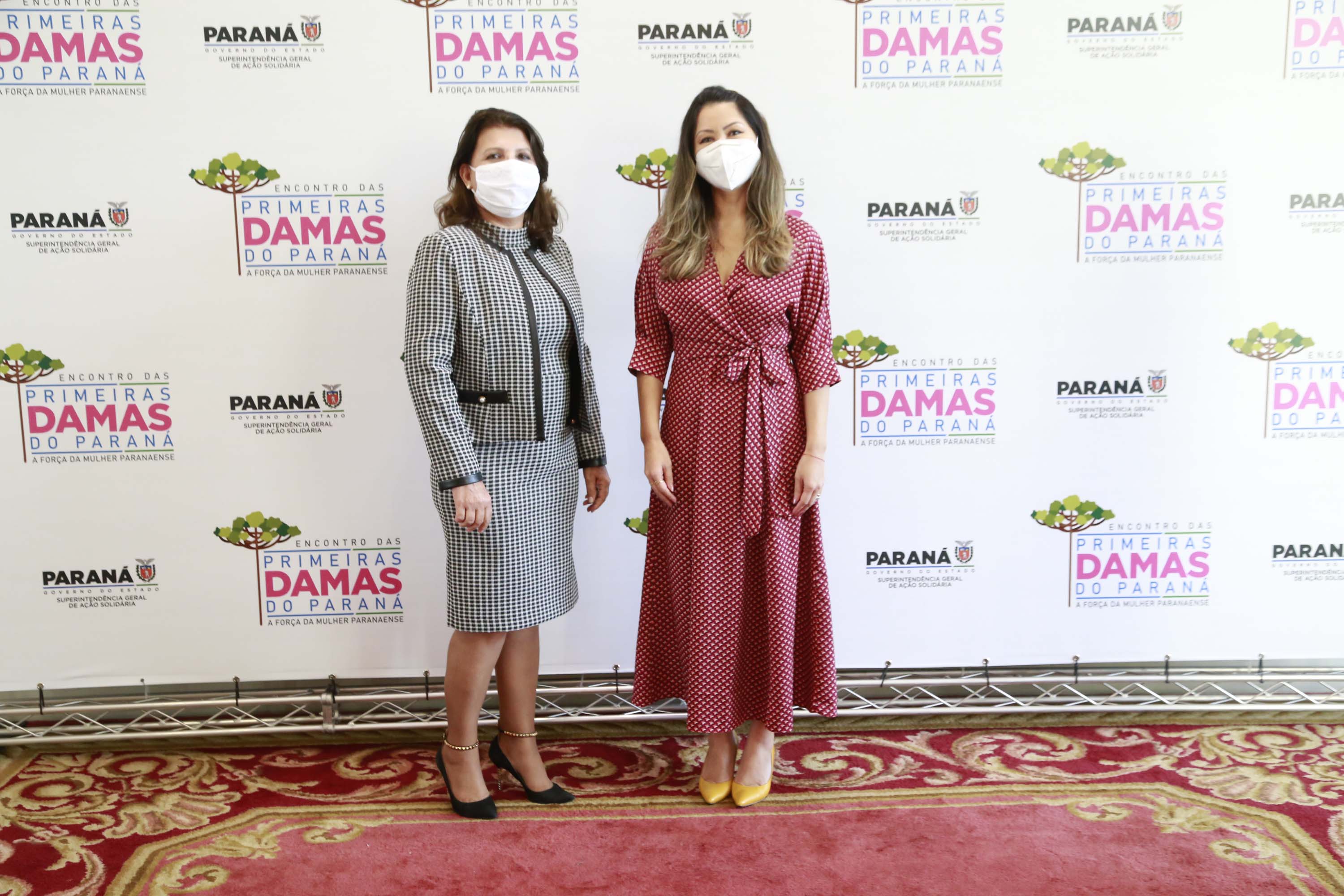 A primeira-dama do Paraná, Luciana Saito Massa, presidiu nesta terça-feira (4), em Curitiba, o primeiro Encontro de Primeiras-Damas do Paraná. A iniciativa tem como objetivo promover um debate entre as primeiras-damas de todos os municípios paranaenses sobre políticas públicas direcionadas à área social e à mulher.