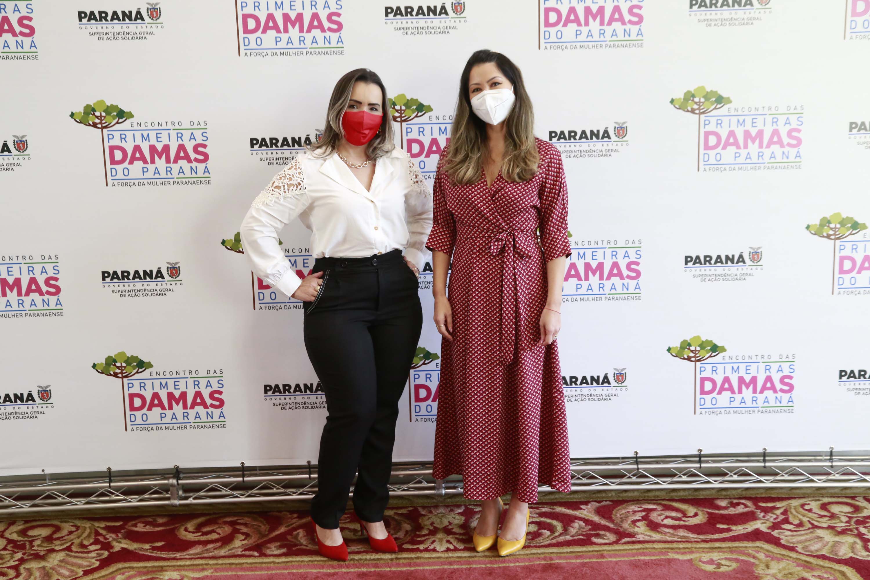 A primeira-dama do Paraná, Luciana Saito Massa, presidiu nesta terça-feira (4), em Curitiba, o primeiro Encontro de Primeiras-Damas do Paraná. A iniciativa tem como objetivo promover um debate entre as primeiras-damas de todos os municípios paranaenses sobre políticas públicas direcionadas à área social e à mulher.
