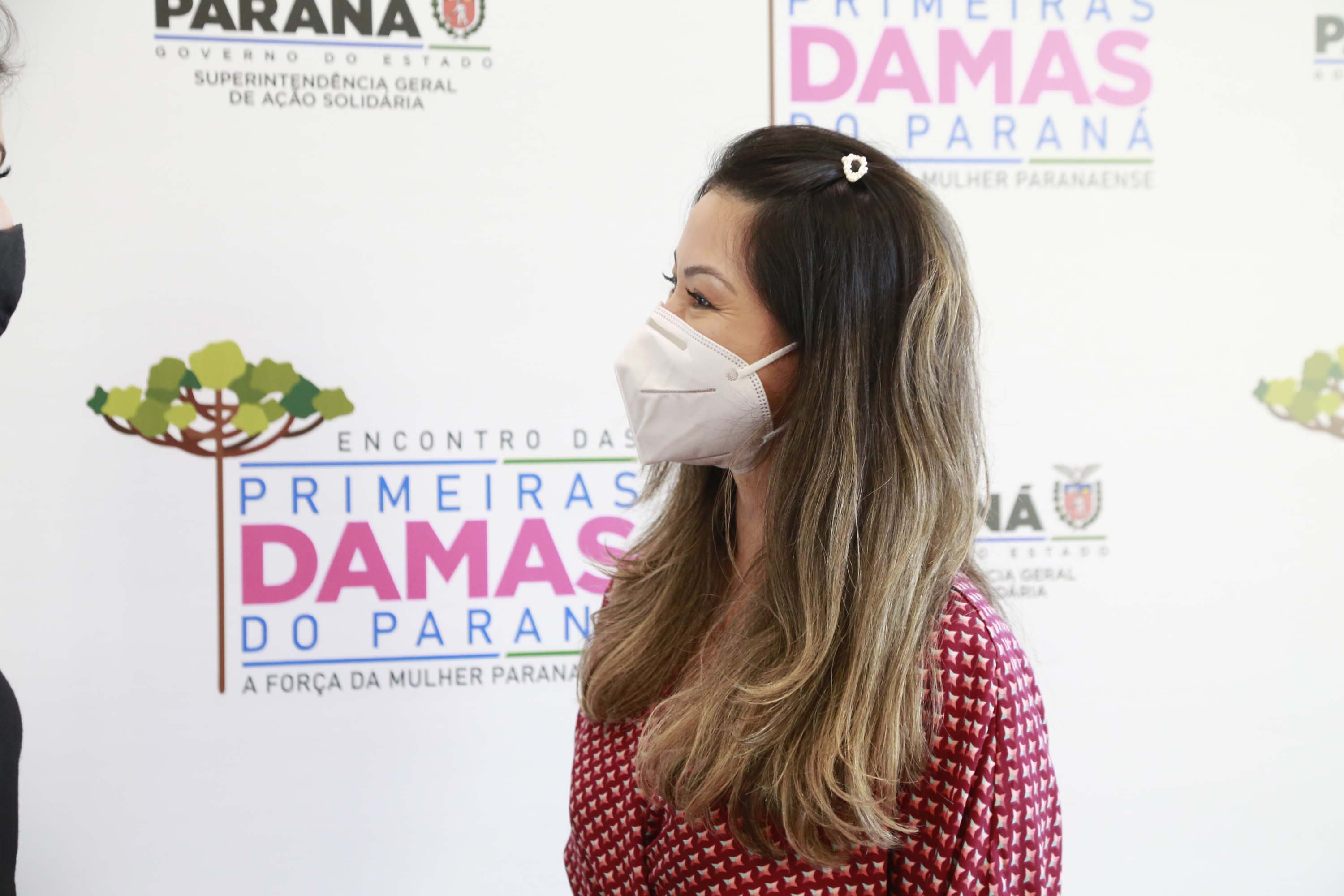 A primeira-dama do Paraná, Luciana Saito Massa, presidiu nesta terça-feira (4), em Curitiba, o primeiro Encontro de Primeiras-Damas do Paraná. A iniciativa tem como objetivo promover um debate entre as primeiras-damas de todos os municípios paranaenses sobre políticas públicas direcionadas à área social e à mulher.
