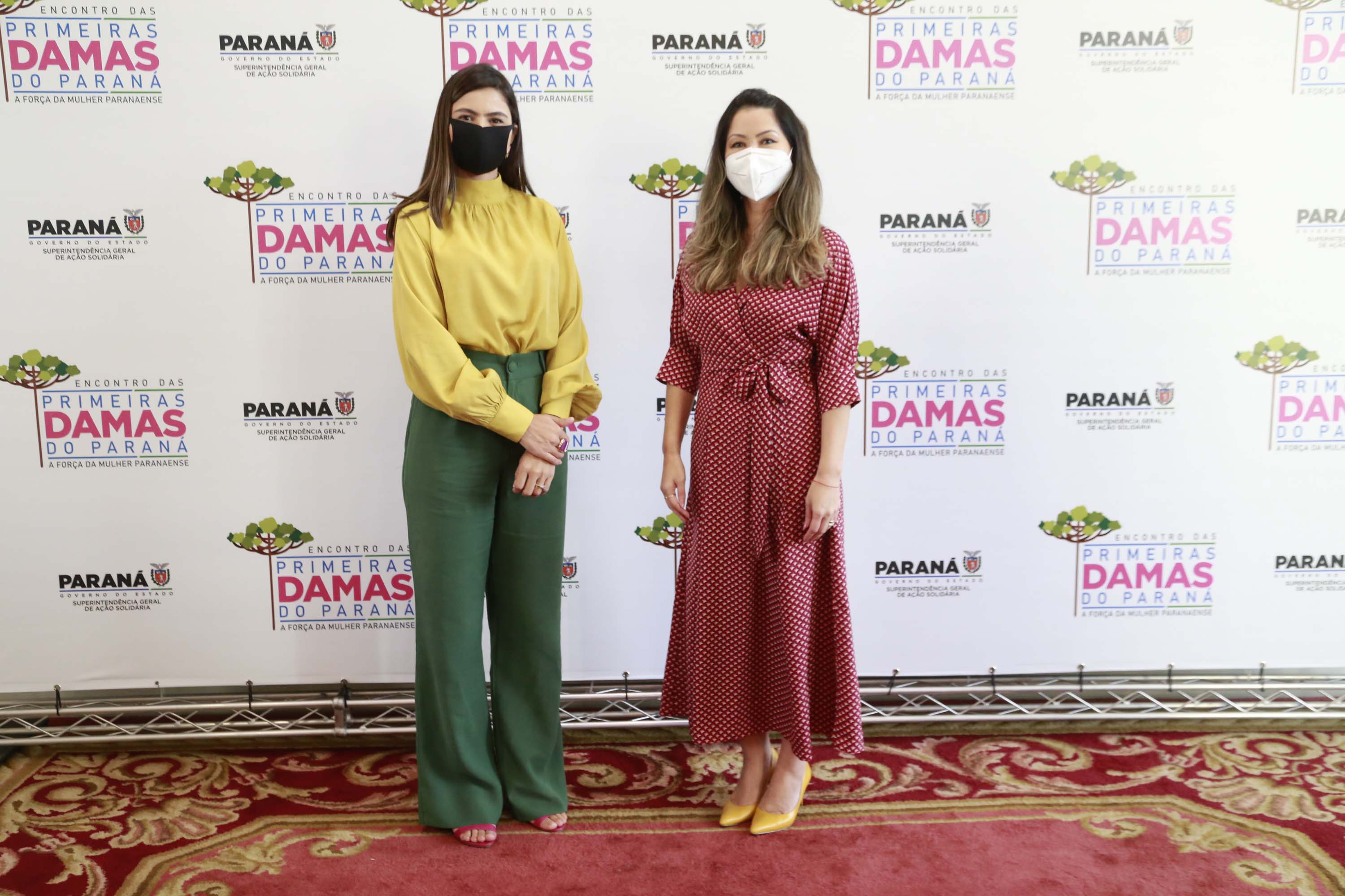 A primeira-dama do Paraná, Luciana Saito Massa, presidiu nesta terça-feira (4), em Curitiba, o primeiro Encontro de Primeiras-Damas do Paraná. A iniciativa tem como objetivo promover um debate entre as primeiras-damas de todos os municípios paranaenses sobre políticas públicas direcionadas à área social e à mulher.