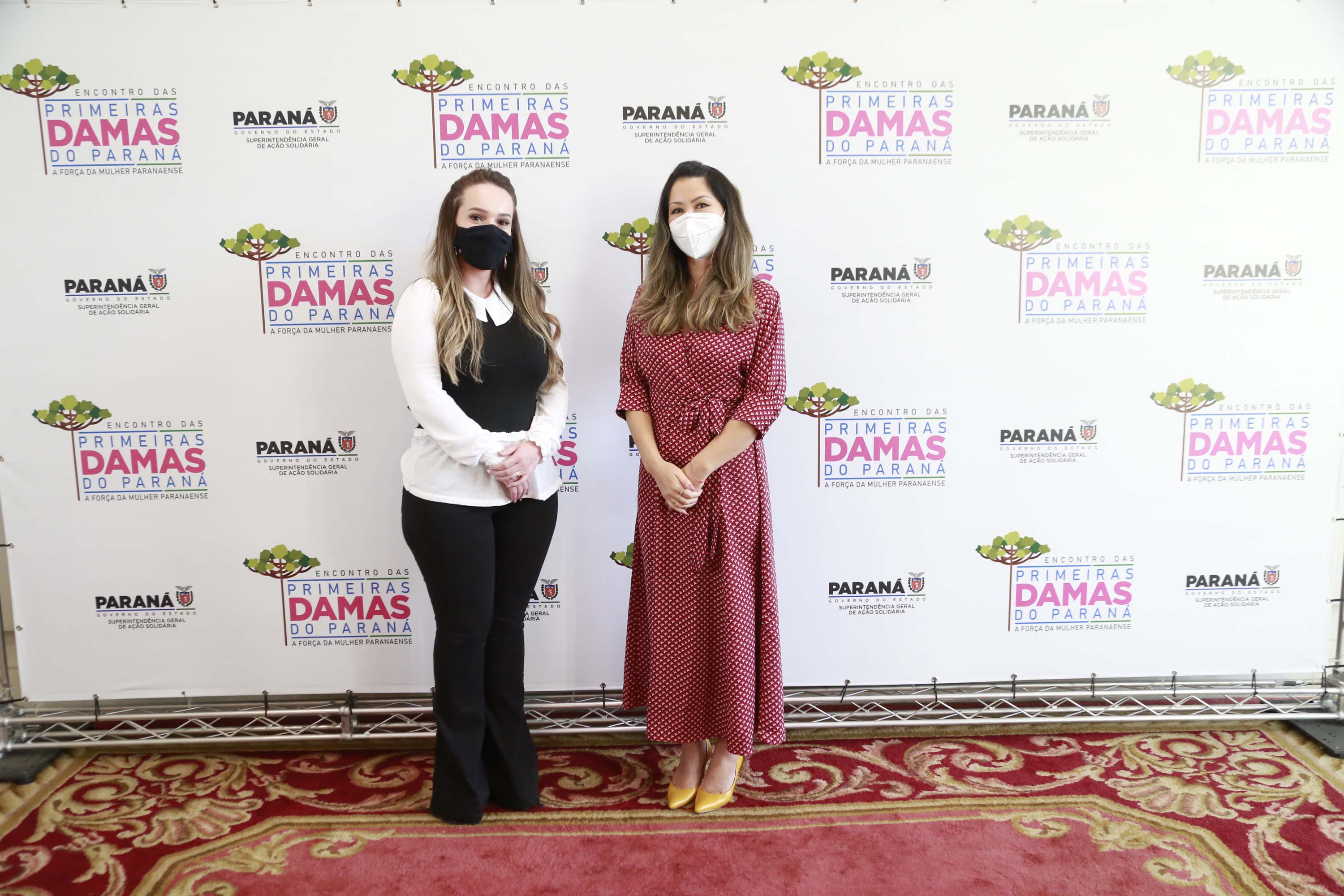 A primeira-dama do Paraná, Luciana Saito Massa, presidiu nesta terça-feira (4), em Curitiba, o primeiro Encontro de Primeiras-Damas do Paraná. A iniciativa tem como objetivo promover um debate entre as primeiras-damas de todos os municípios paranaenses sobre políticas públicas direcionadas à área social e à mulher.
