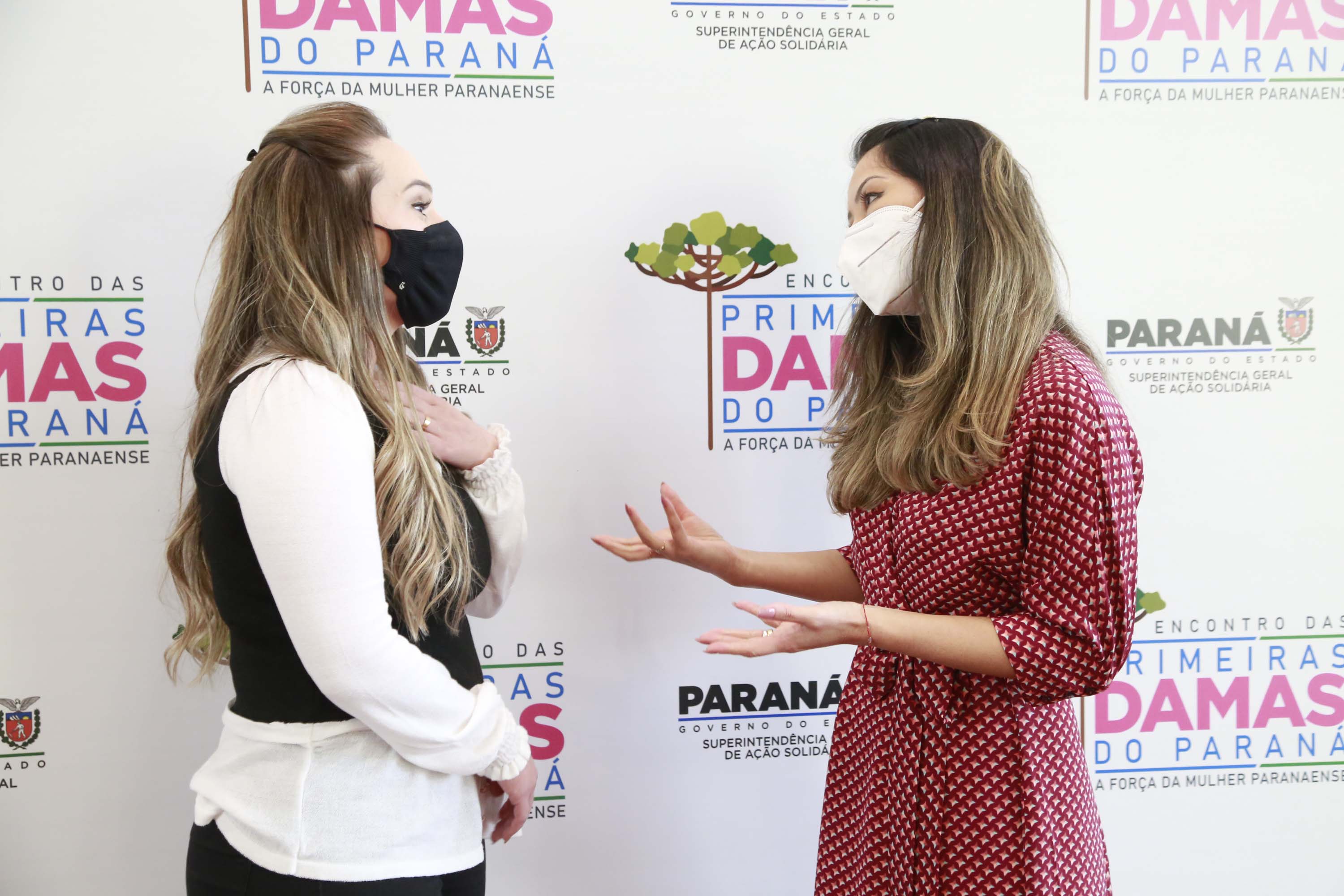 A primeira-dama do Paraná, Luciana Saito Massa, presidiu nesta terça-feira (4), em Curitiba, o primeiro Encontro de Primeiras-Damas do Paraná. A iniciativa tem como objetivo promover um debate entre as primeiras-damas de todos os municípios paranaenses sobre políticas públicas direcionadas à área social e à mulher.