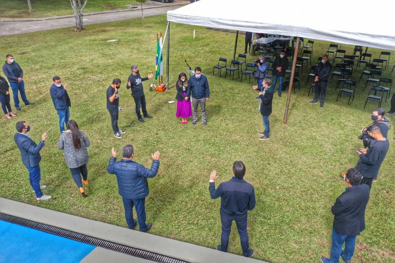 Uma cerimônia no jardim do Palácio Iguaçu, em Curitiba, realizada na manhã deste sábado (15), marcou a abertura oficial da 26ª edição da Marcha para Jesus. Ao lado de pastores de diferentes denominações religiosas da capital, o governador Carlos Massa Ratinho Junior e a primeira-dama Luciana Saito Massa acompanharam a solenidade, além de outras autoridades. O evento faz parte do Calendário Oficial do Estado. - Curitiba, 15/05/2021 - Foto: Alessandro Vieira/AEN