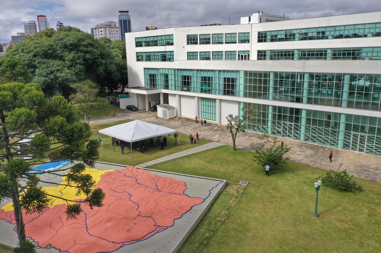 Uma cerimônia no jardim do Palácio Iguaçu, em Curitiba, realizada na manhã deste sábado (15), marcou a abertura oficial da 26ª edição da Marcha para Jesus. Ao lado de pastores de diferentes denominações religiosas da capital, o governador Carlos Massa Ratinho Junior e a primeira-dama Luciana Saito Massa acompanharam a solenidade, além de outras autoridades. O evento faz parte do Calendário Oficial do Estado. - Curitiba, 15/05/2021 - Foto: Alessandro Vieira/AEN