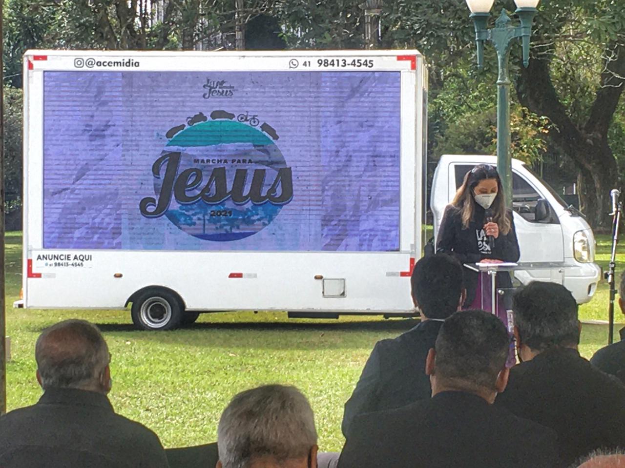 Uma cerimônia no jardim do Palácio Iguaçu, em Curitiba, realizada na manhã deste sábado (15), marcou a abertura oficial da 26ª edição da Marcha para Jesus. Ao lado de pastores de diferentes denominações religiosas da capital, o governador Carlos Massa Ratinho Junior e a primeira-dama Luciana Saito Massa acompanharam a solenidade, além de outras autoridades. O evento faz parte do Calendário Oficial do Estado. - Curitiba, 15/05/2021 - Foto: Alessandro Vieira/AEN