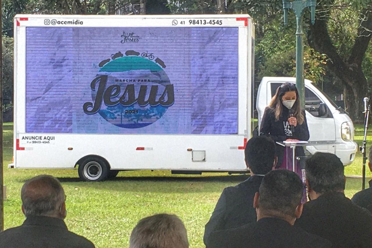 Uma cerimônia no jardim do Palácio Iguaçu, em Curitiba, realizada na manhã deste sábado (15), marcou a abertura oficial da 26ª edição da Marcha para Jesus. Ao lado de pastores de diferentes denominações religiosas da capital, o governador Carlos Massa Ratinho Junior e a primeira-dama Luciana Saito Massa acompanharam a solenidade, além de outras autoridades. O evento faz parte do Calendário Oficial do Estado. - Curitiba, 15/05/2021 - Foto: Alessandro Vieira/AEN