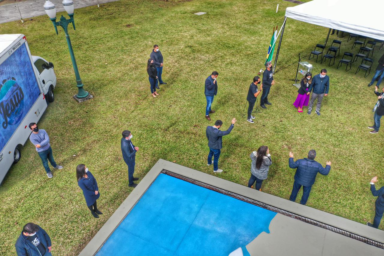 Uma cerimônia no jardim do Palácio Iguaçu, em Curitiba, realizada na manhã deste sábado (15), marcou a abertura oficial da 26ª edição da Marcha para Jesus. Ao lado de pastores de diferentes denominações religiosas da capital, o governador Carlos Massa Ratinho Junior e a primeira-dama Luciana Saito Massa acompanharam a solenidade, além de outras autoridades. O evento faz parte do Calendário Oficial do Estado. - Curitiba, 15/05/2021 - Foto: Alessandro Vieira/AEN