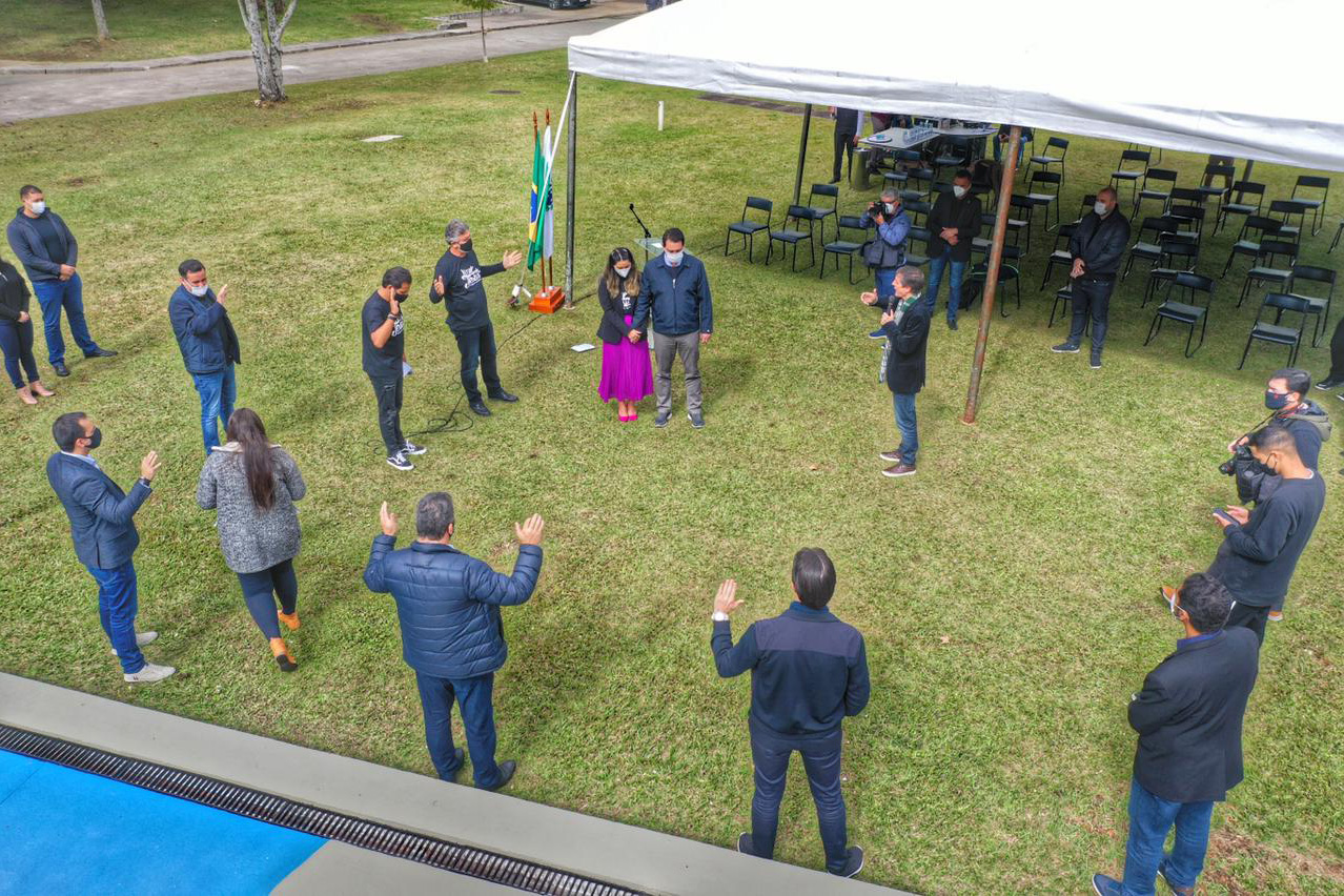 Uma cerimônia no jardim do Palácio Iguaçu, em Curitiba, realizada na manhã deste sábado (15), marcou a abertura oficial da 26ª edição da Marcha para Jesus. Ao lado de pastores de diferentes denominações religiosas da capital, o governador Carlos Massa Ratinho Junior e a primeira-dama Luciana Saito Massa acompanharam a solenidade, além de outras autoridades. O evento faz parte do Calendário Oficial do Estado. - Curitiba, 15/05/2021 - Foto: Alessandro Vieira/AEN