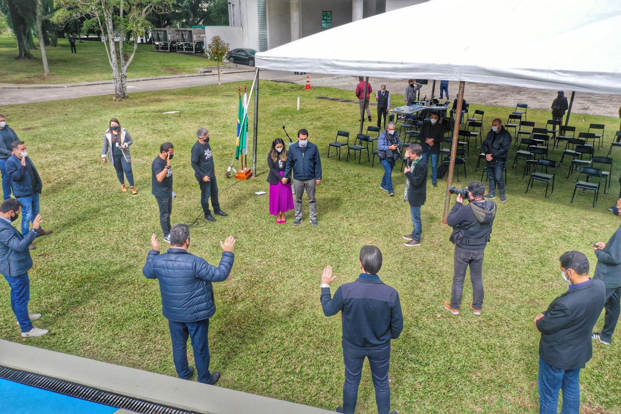 Uma cerimônia no jardim do Palácio Iguaçu, em Curitiba, realizada na manhã deste sábado (15), marcou a abertura oficial da 26ª edição da Marcha para Jesus. Ao lado de pastores de diferentes denominações religiosas da capital, o governador Carlos Massa Ratinho Junior e a primeira-dama Luciana Saito Massa acompanharam a solenidade, além de outras autoridades. O evento faz parte do Calendário Oficial do Estado. - Curitiba, 15/05/2021 - Foto: Alessandro Vieira/AEN