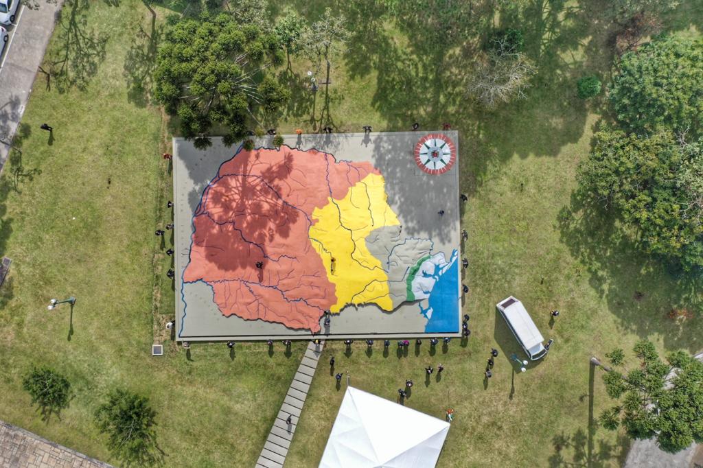 Uma cerimônia no jardim do Palácio Iguaçu, em Curitiba, realizada na manhã deste sábado (15), marcou a abertura oficial da 26ª edição da Marcha para Jesus. Ao lado de pastores de diferentes denominações religiosas da capital, o governador Carlos Massa Ratinho Junior e a primeira-dama Luciana Saito Massa acompanharam a solenidade, além de outras autoridades. O evento faz parte do Calendário Oficial do Estado. - Curitiba, 15/05/2021 - Foto: Alessandro Vieira/AEN