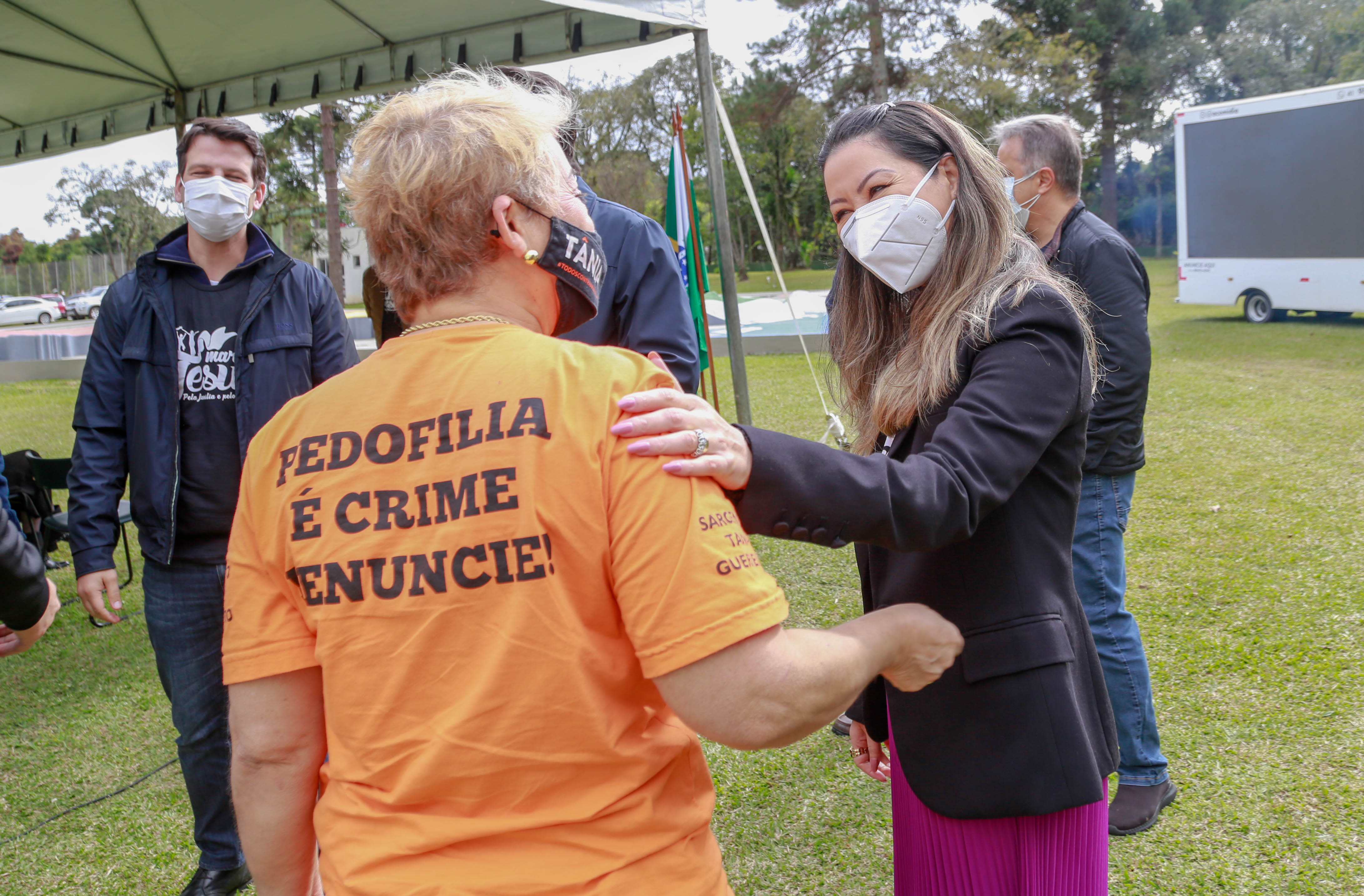 Uma cerimônia no jardim do Palácio Iguaçu, em Curitiba, realizada na manhã deste sábado (15), marcou a abertura oficial da 26ª edição da Marcha para Jesus. Ao lado de pastores de diferentes denominações religiosas da capital, o governador Carlos Massa Ratinho Junior e a primeira-dama Luciana Saito Massa acompanharam a solenidade, além de outras autoridades. O evento faz parte do Calendário Oficial do Estado. - Curitiba, 15/05/2021 - Foto: Valdelino Pontes