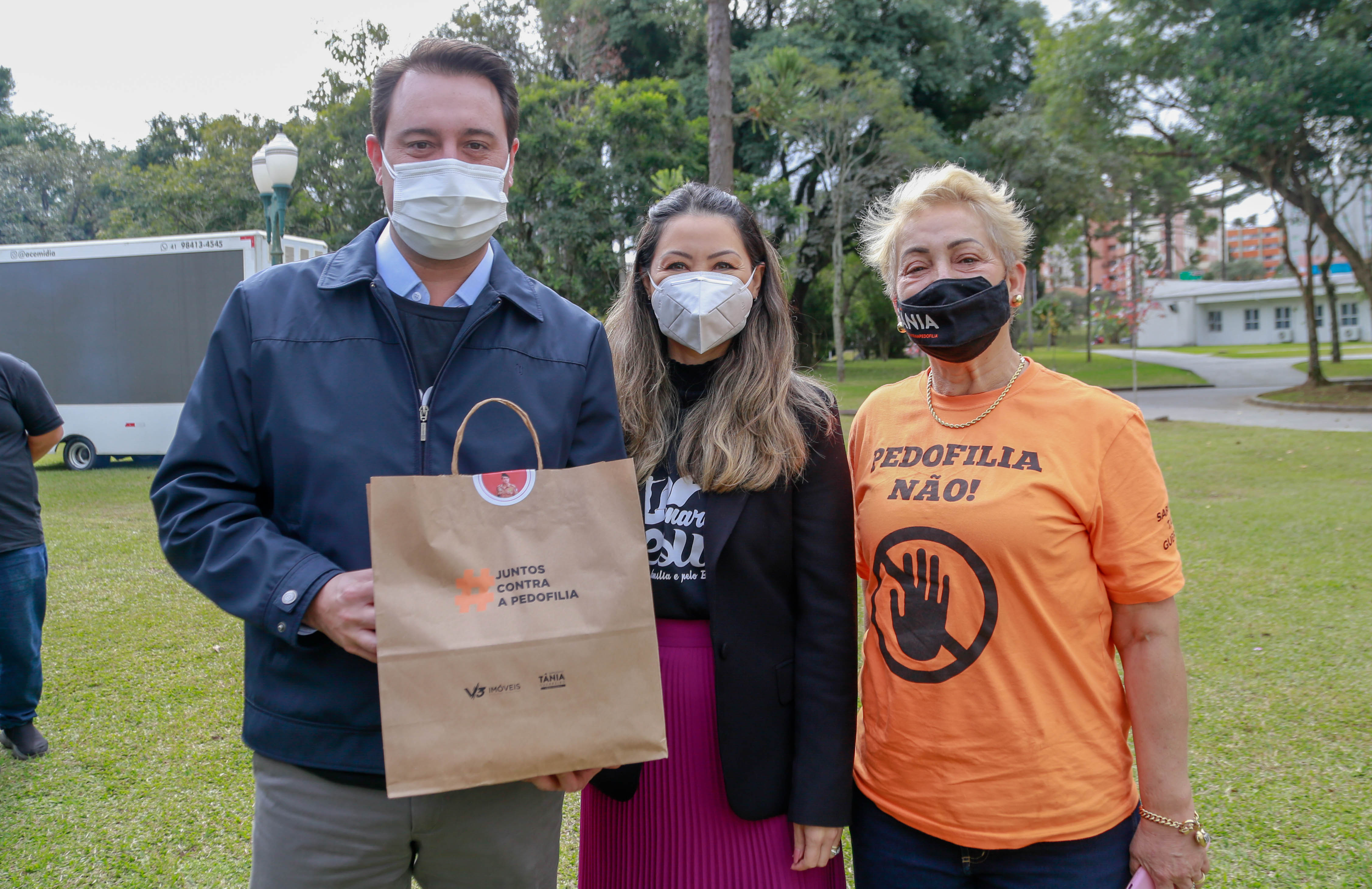 Uma cerimônia no jardim do Palácio Iguaçu, em Curitiba, realizada na manhã deste sábado (15), marcou a abertura oficial da 26ª edição da Marcha para Jesus. Ao lado de pastores de diferentes denominações religiosas da capital, o governador Carlos Massa Ratinho Junior e a primeira-dama Luciana Saito Massa acompanharam a solenidade, além de outras autoridades. O evento faz parte do Calendário Oficial do Estado. - Curitiba, 15/05/2021 - Foto: Valdelino Pontes