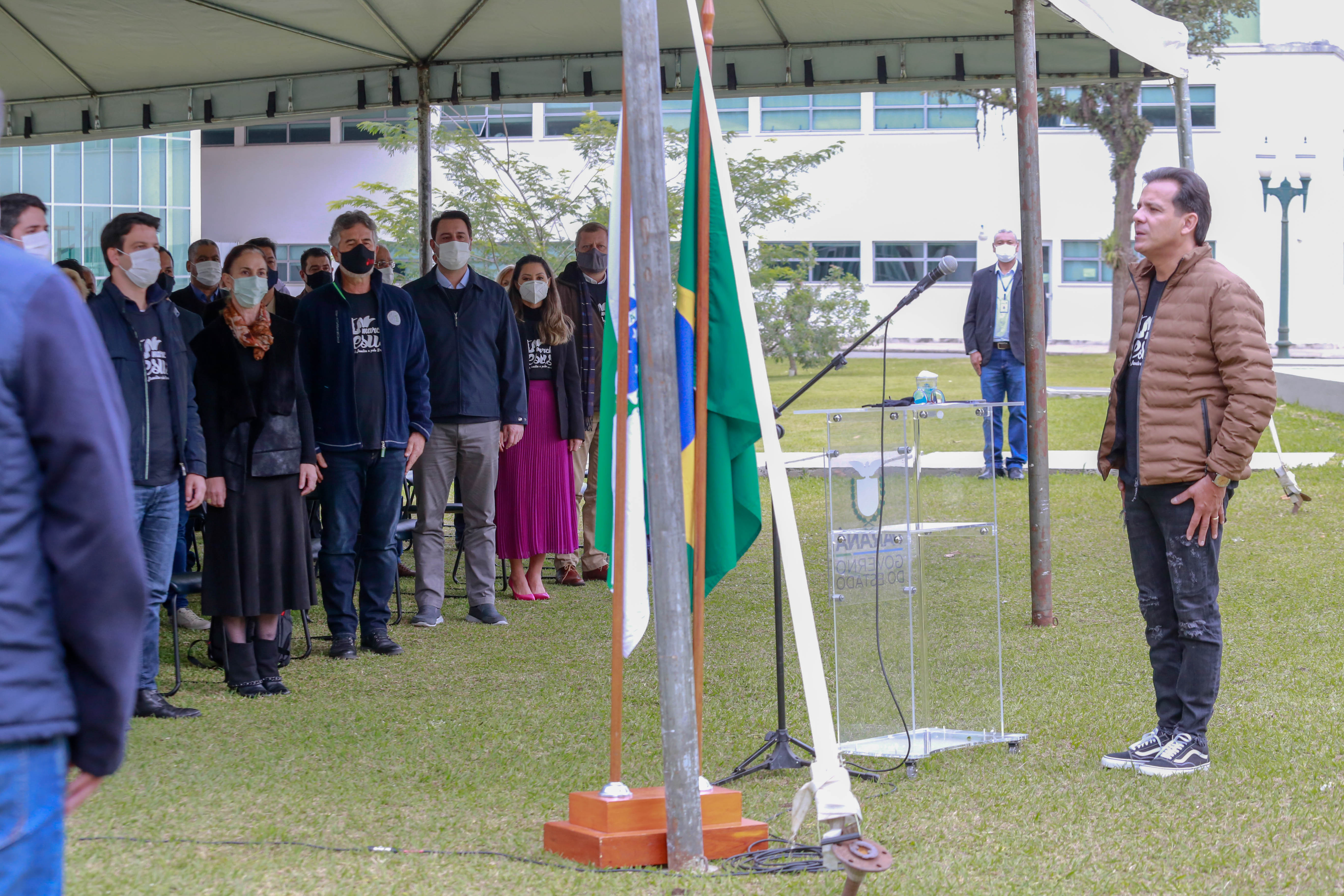 Uma cerimônia no jardim do Palácio Iguaçu, em Curitiba, realizada na manhã deste sábado (15), marcou a abertura oficial da 26ª edição da Marcha para Jesus. Ao lado de pastores de diferentes denominações religiosas da capital, o governador Carlos Massa Ratinho Junior e a primeira-dama Luciana Saito Massa acompanharam a solenidade, além de outras autoridades. O evento faz parte do Calendário Oficial do Estado. - Curitiba, 15/05/2021 - Foto: Valdelino Pontes