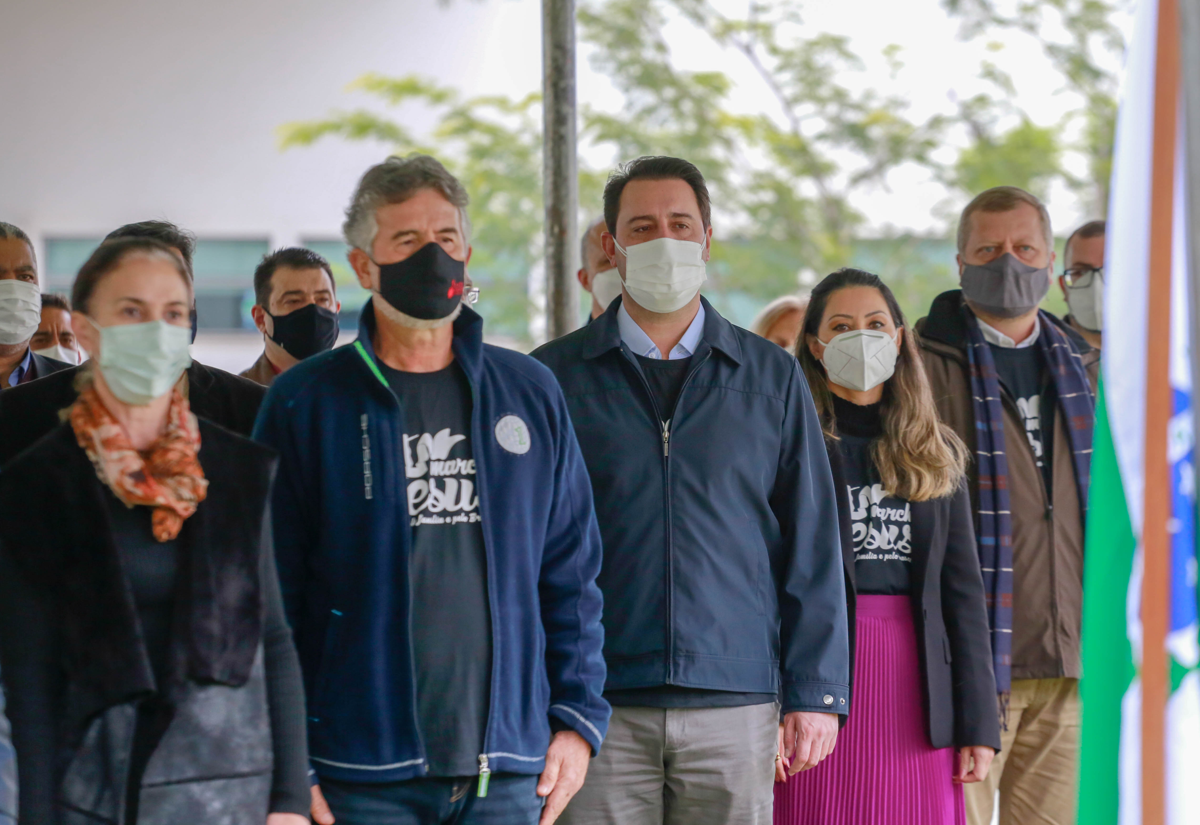 Uma cerimônia no jardim do Palácio Iguaçu, em Curitiba, realizada na manhã deste sábado (15), marcou a abertura oficial da 26ª edição da Marcha para Jesus. Ao lado de pastores de diferentes denominações religiosas da capital, o governador Carlos Massa Ratinho Junior e a primeira-dama Luciana Saito Massa acompanharam a solenidade, além de outras autoridades. O evento faz parte do Calendário Oficial do Estado. - Curitiba, 15/05/2021 - Foto: Valdelino Pontes