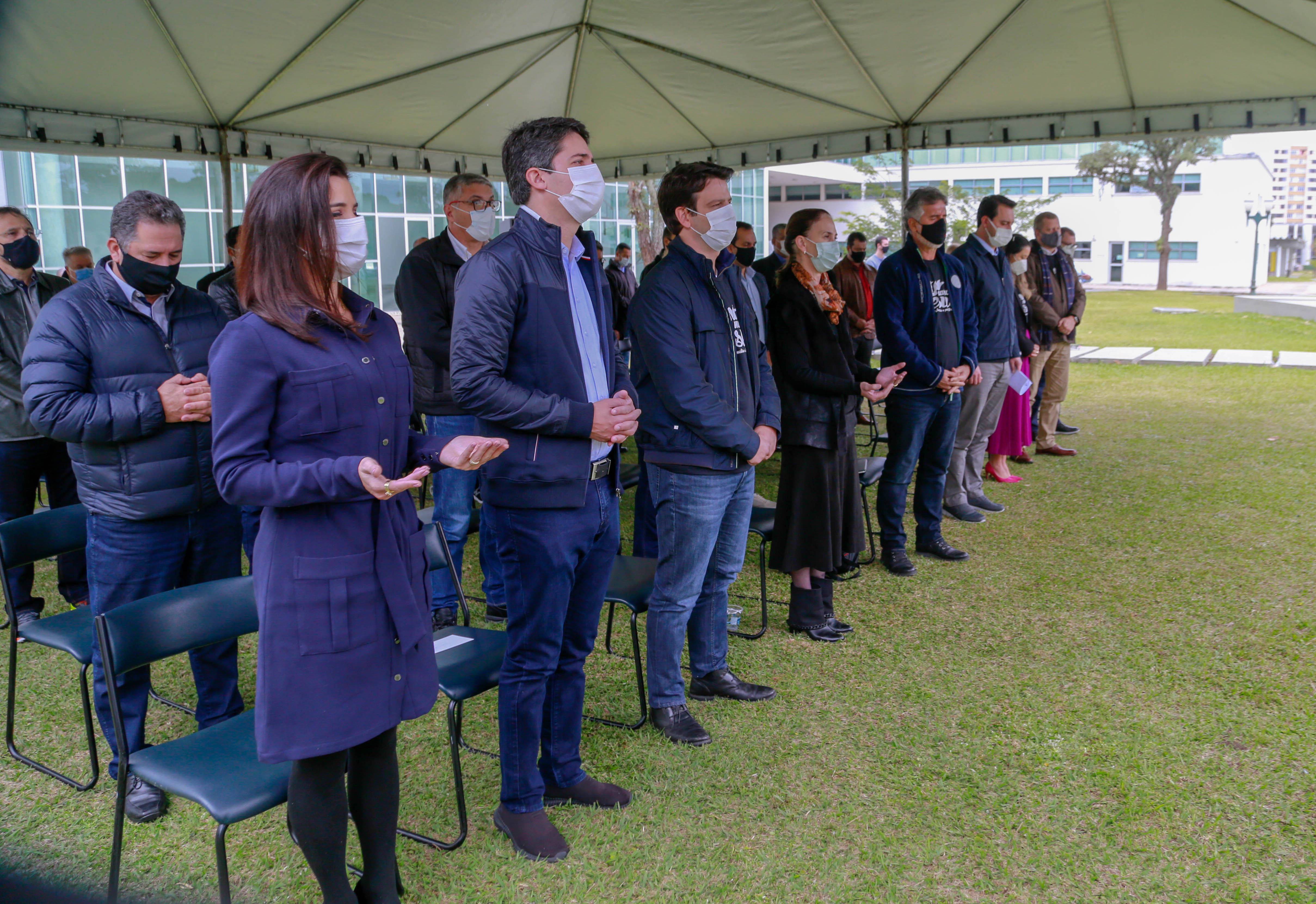 Uma cerimônia no jardim do Palácio Iguaçu, em Curitiba, realizada na manhã deste sábado (15), marcou a abertura oficial da 26ª edição da Marcha para Jesus. Ao lado de pastores de diferentes denominações religiosas da capital, o governador Carlos Massa Ratinho Junior e a primeira-dama Luciana Saito Massa acompanharam a solenidade, além de outras autoridades. O evento faz parte do Calendário Oficial do Estado. - Curitiba, 15/05/2021 - Foto: Valdelino Pontes