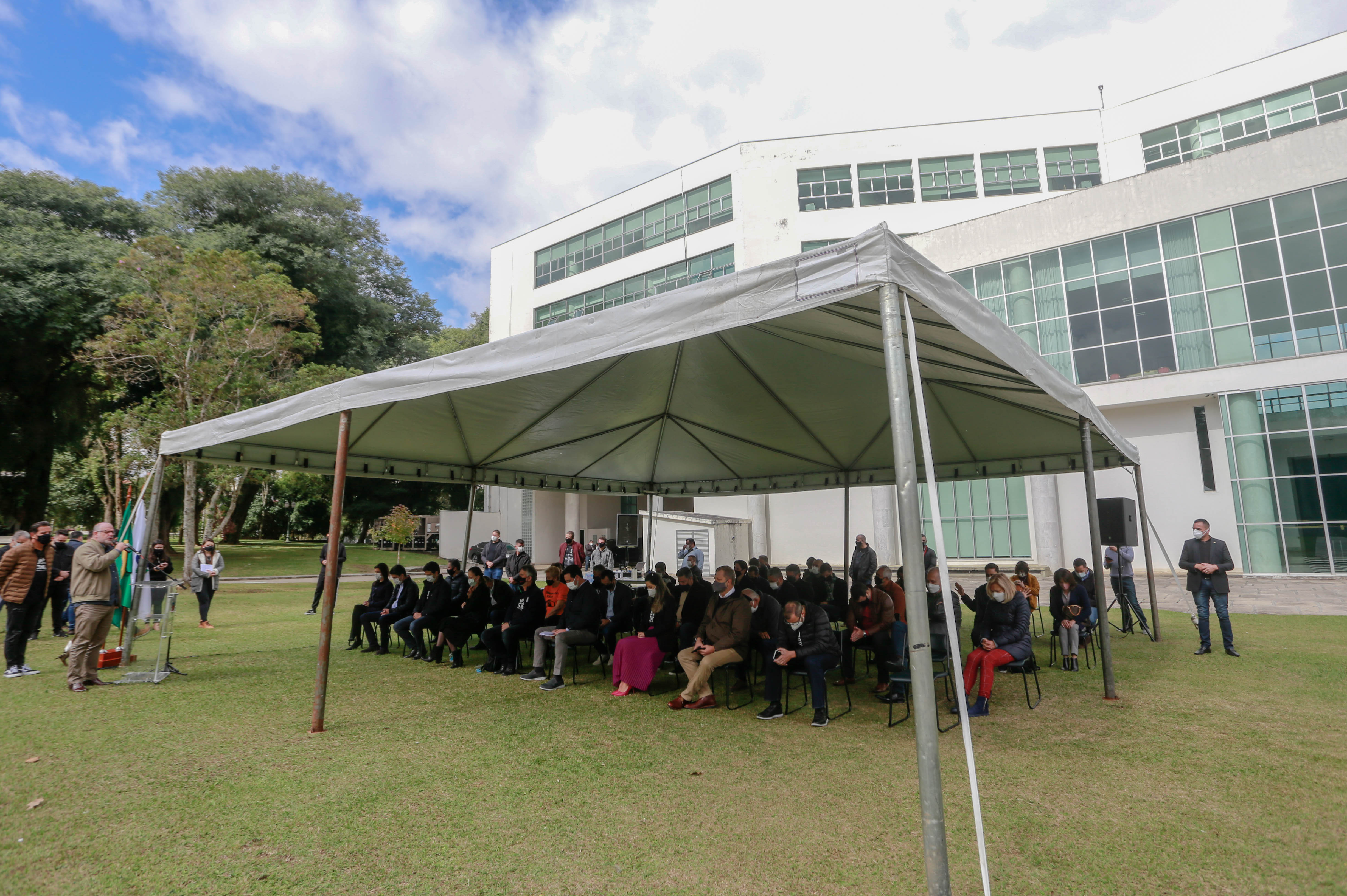 Uma cerimônia no jardim do Palácio Iguaçu, em Curitiba, realizada na manhã deste sábado (15), marcou a abertura oficial da 26ª edição da Marcha para Jesus. Ao lado de pastores de diferentes denominações religiosas da capital, o governador Carlos Massa Ratinho Junior e a primeira-dama Luciana Saito Massa acompanharam a solenidade, além de outras autoridades. O evento faz parte do Calendário Oficial do Estado. - Curitiba, 15/05/2021 - Foto: Valdelino Pontes
