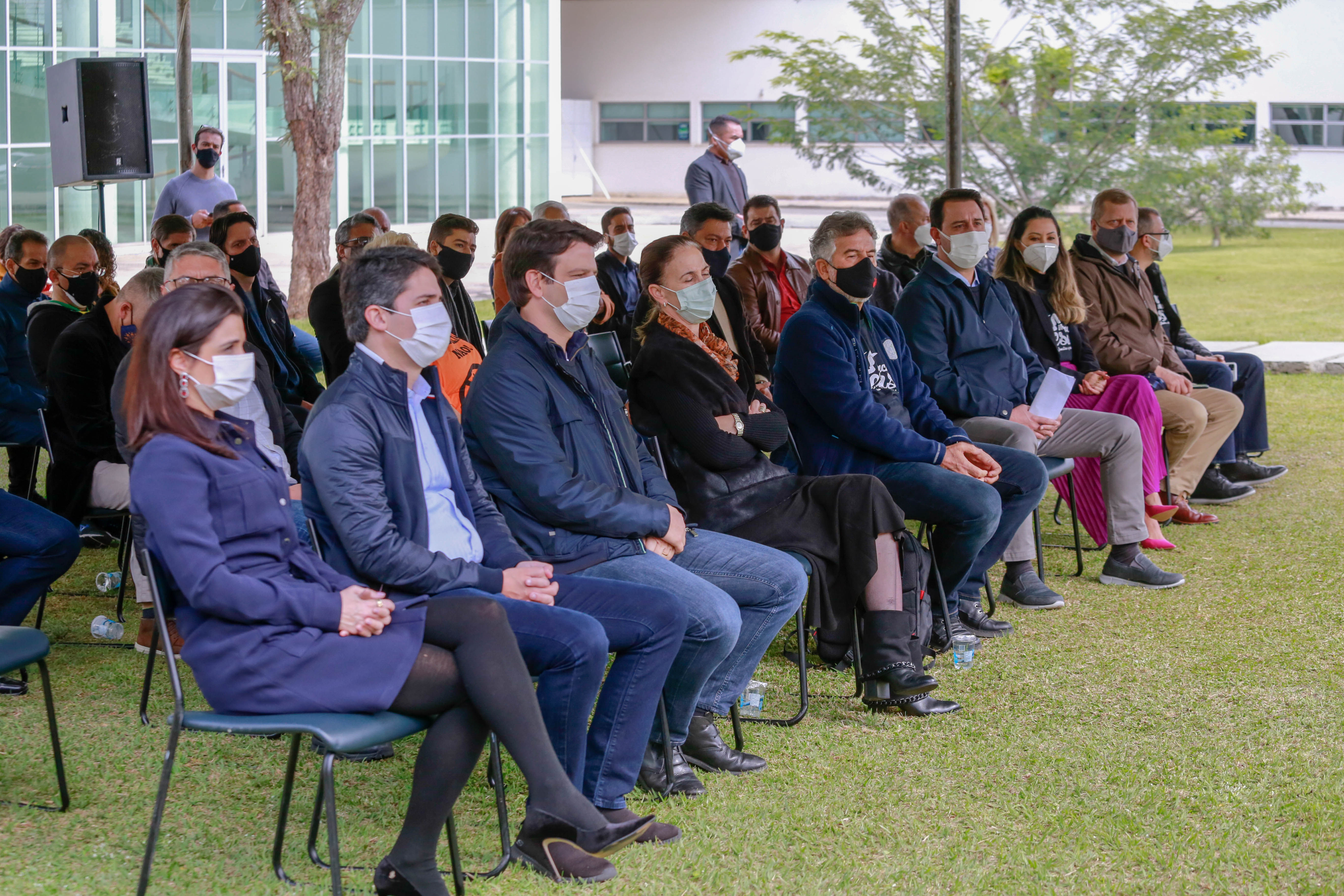 Uma cerimônia no jardim do Palácio Iguaçu, em Curitiba, realizada na manhã deste sábado (15), marcou a abertura oficial da 26ª edição da Marcha para Jesus. Ao lado de pastores de diferentes denominações religiosas da capital, o governador Carlos Massa Ratinho Junior e a primeira-dama Luciana Saito Massa acompanharam a solenidade, além de outras autoridades. O evento faz parte do Calendário Oficial do Estado. - Curitiba, 15/05/2021 - Foto: Valdelino Pontes
