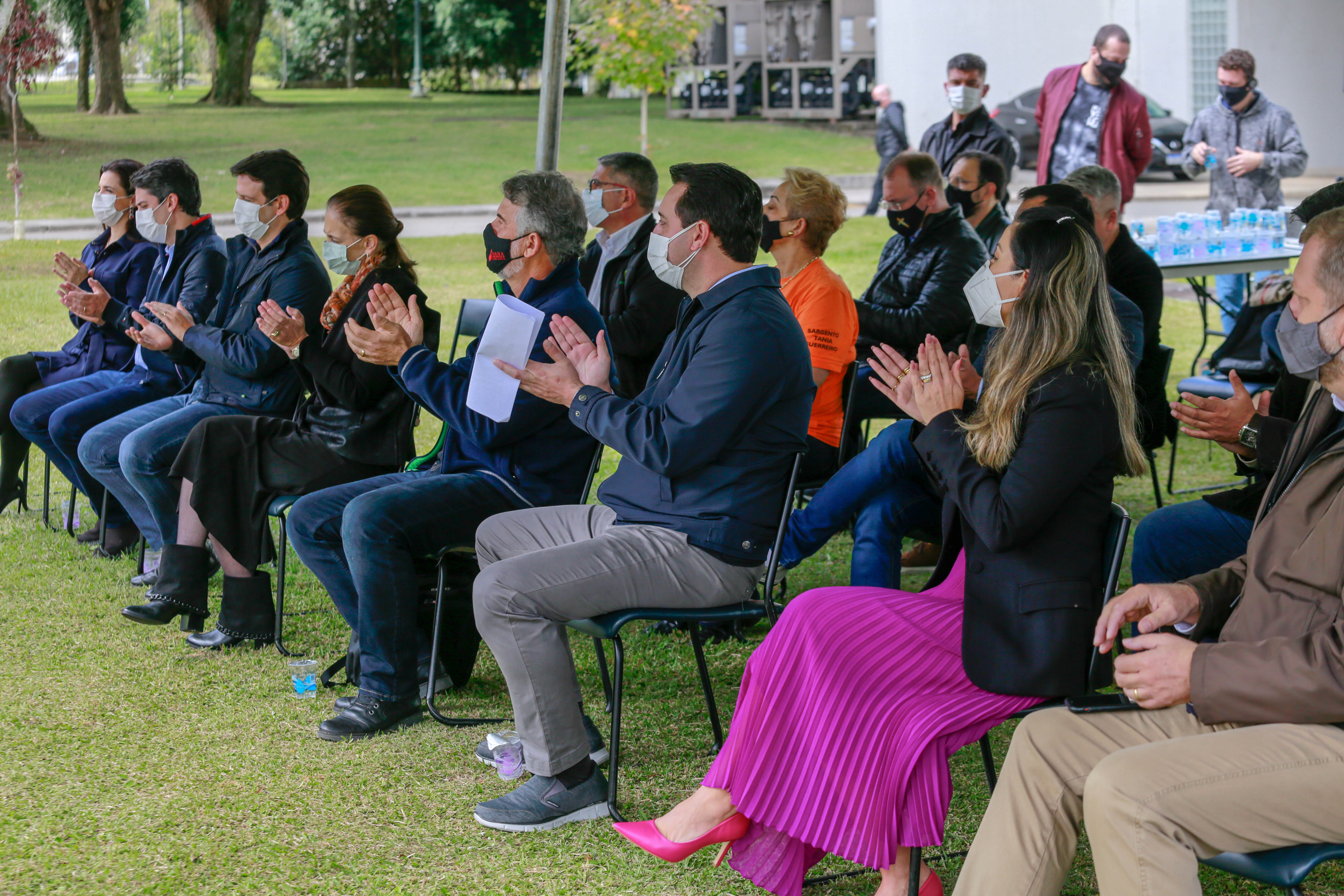 Uma cerimônia no jardim do Palácio Iguaçu, em Curitiba, realizada na manhã deste sábado (15), marcou a abertura oficial da 26ª edição da Marcha para Jesus. Ao lado de pastores de diferentes denominações religiosas da capital, o governador Carlos Massa Ratinho Junior e a primeira-dama Luciana Saito Massa acompanharam a solenidade, além de outras autoridades. O evento faz parte do Calendário Oficial do Estado. - Curitiba, 15/05/2021 - Foto: Valdelino Pontes