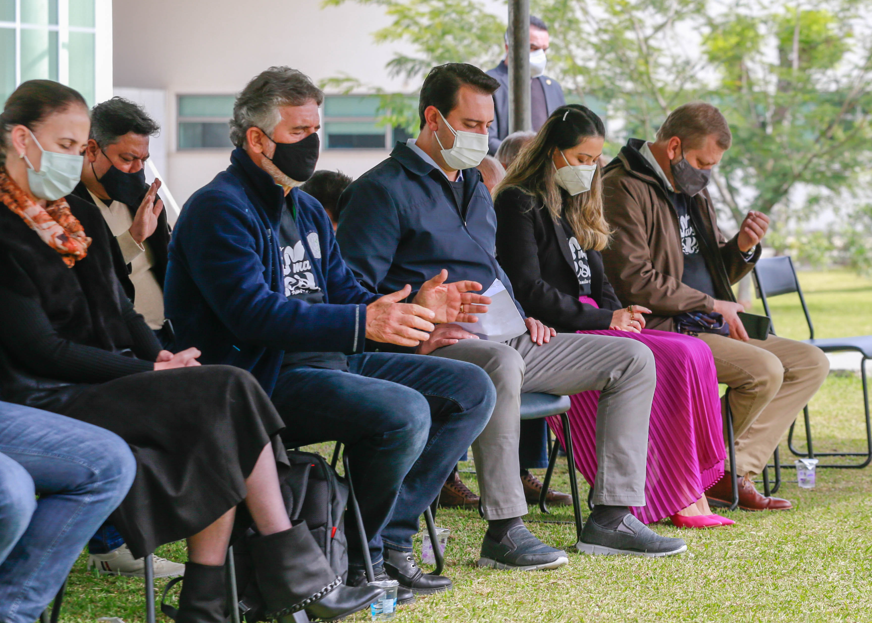 Uma cerimônia no jardim do Palácio Iguaçu, em Curitiba, realizada na manhã deste sábado (15), marcou a abertura oficial da 26ª edição da Marcha para Jesus. Ao lado de pastores de diferentes denominações religiosas da capital, o governador Carlos Massa Ratinho Junior e a primeira-dama Luciana Saito Massa acompanharam a solenidade, além de outras autoridades. O evento faz parte do Calendário Oficial do Estado. - Curitiba, 15/05/2021 - Foto: Valdelino Pontes