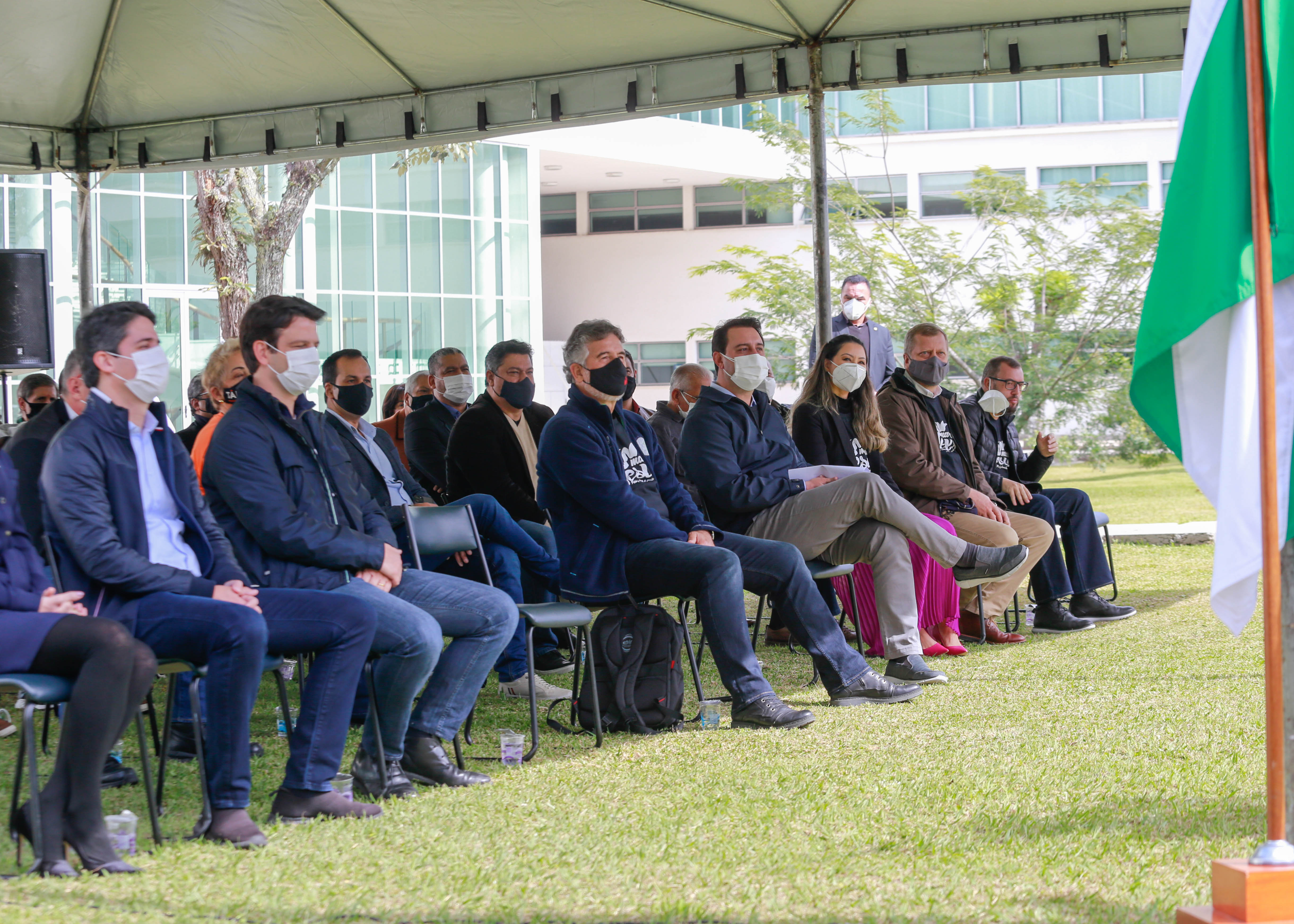 Uma cerimônia no jardim do Palácio Iguaçu, em Curitiba, realizada na manhã deste sábado (15), marcou a abertura oficial da 26ª edição da Marcha para Jesus. Ao lado de pastores de diferentes denominações religiosas da capital, o governador Carlos Massa Ratinho Junior e a primeira-dama Luciana Saito Massa acompanharam a solenidade, além de outras autoridades. O evento faz parte do Calendário Oficial do Estado. - Curitiba, 15/05/2021 - Foto: Valdelino Pontes