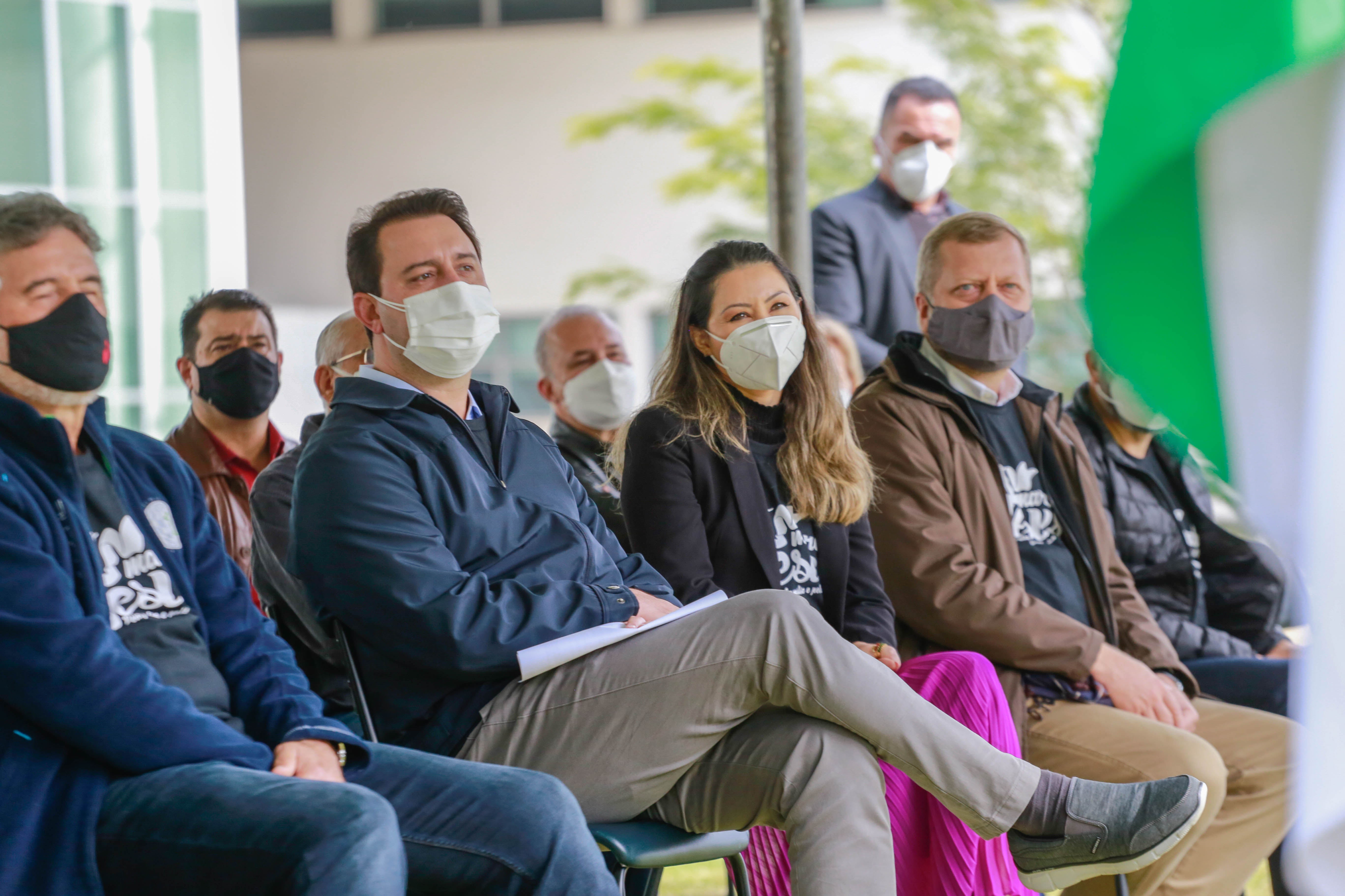 Uma cerimônia no jardim do Palácio Iguaçu, em Curitiba, realizada na manhã deste sábado (15), marcou a abertura oficial da 26ª edição da Marcha para Jesus. Ao lado de pastores de diferentes denominações religiosas da capital, o governador Carlos Massa Ratinho Junior e a primeira-dama Luciana Saito Massa acompanharam a solenidade, além de outras autoridades. O evento faz parte do Calendário Oficial do Estado. - Curitiba, 15/05/2021 - Foto: Valdelino Pontes
