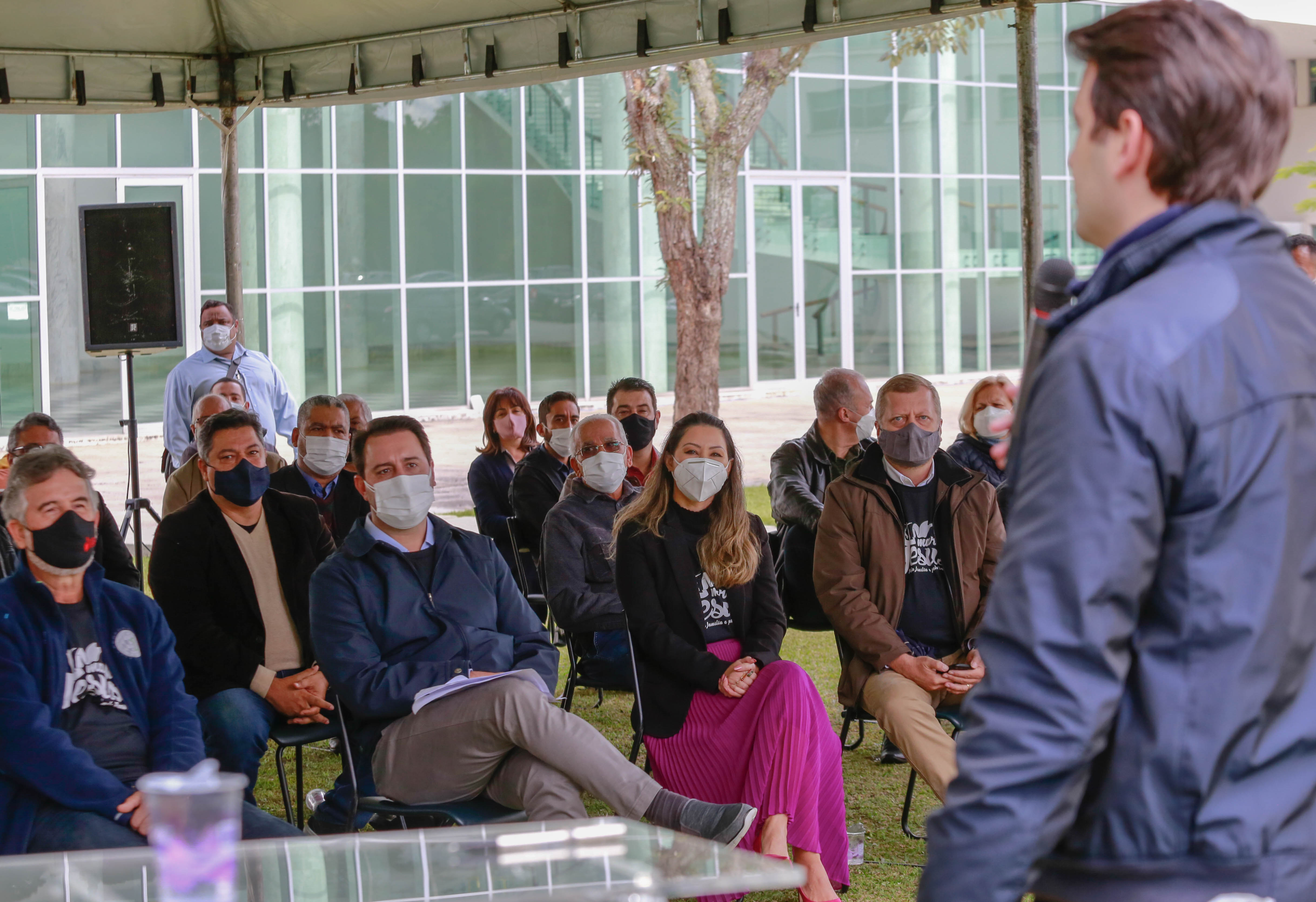 Uma cerimônia no jardim do Palácio Iguaçu, em Curitiba, realizada na manhã deste sábado (15), marcou a abertura oficial da 26ª edição da Marcha para Jesus. Ao lado de pastores de diferentes denominações religiosas da capital, o governador Carlos Massa Ratinho Junior e a primeira-dama Luciana Saito Massa acompanharam a solenidade, além de outras autoridades. O evento faz parte do Calendário Oficial do Estado. - Curitiba, 15/05/2021 - Foto: Valdelino Pontes