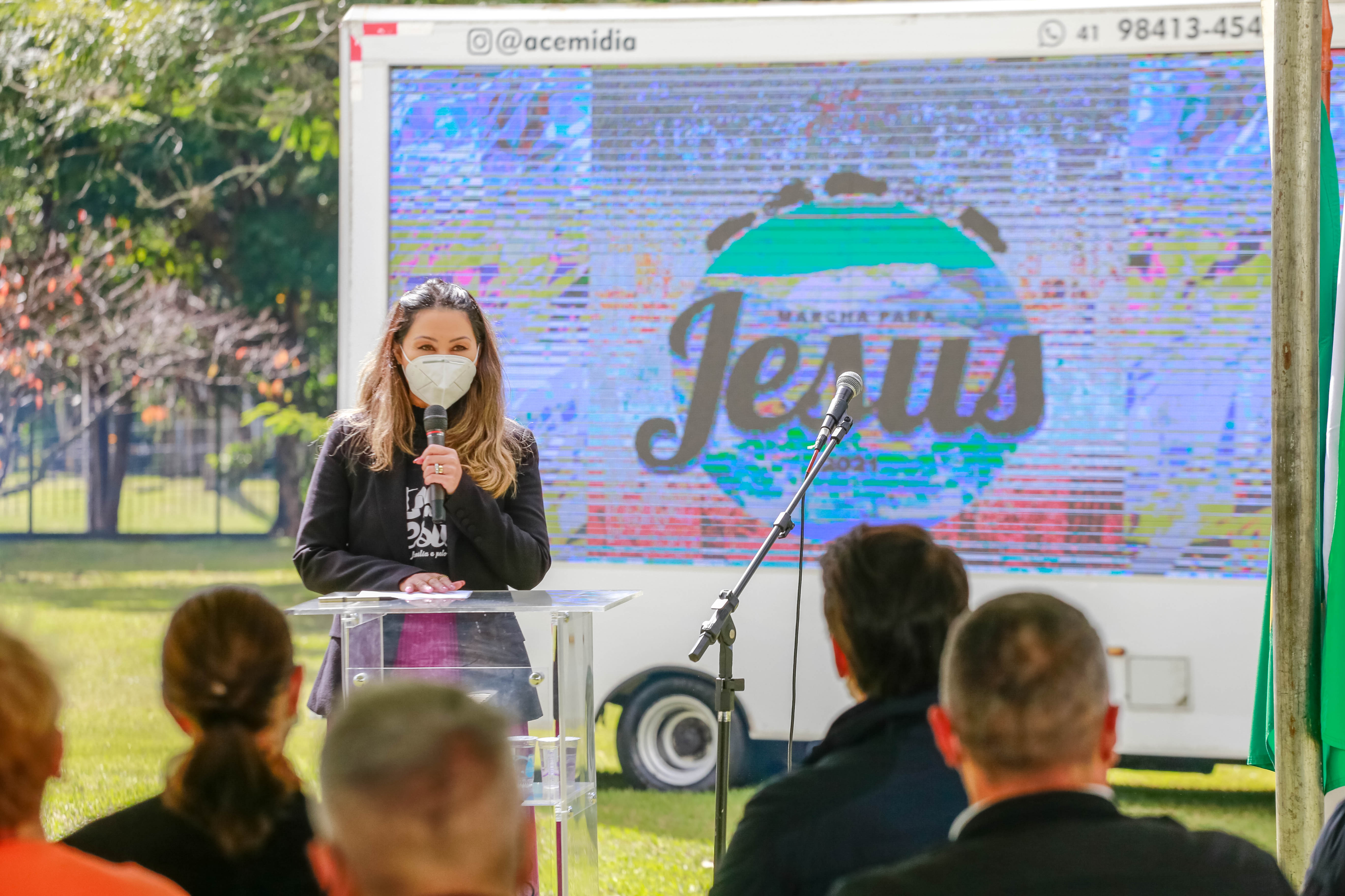 Uma cerimônia no jardim do Palácio Iguaçu, em Curitiba, realizada na manhã deste sábado (15), marcou a abertura oficial da 26ª edição da Marcha para Jesus. Ao lado de pastores de diferentes denominações religiosas da capital, o governador Carlos Massa Ratinho Junior e a primeira-dama Luciana Saito Massa acompanharam a solenidade, além de outras autoridades. O evento faz parte do Calendário Oficial do Estado. - Curitiba, 15/05/2021 - Foto: Valdelino Pontes