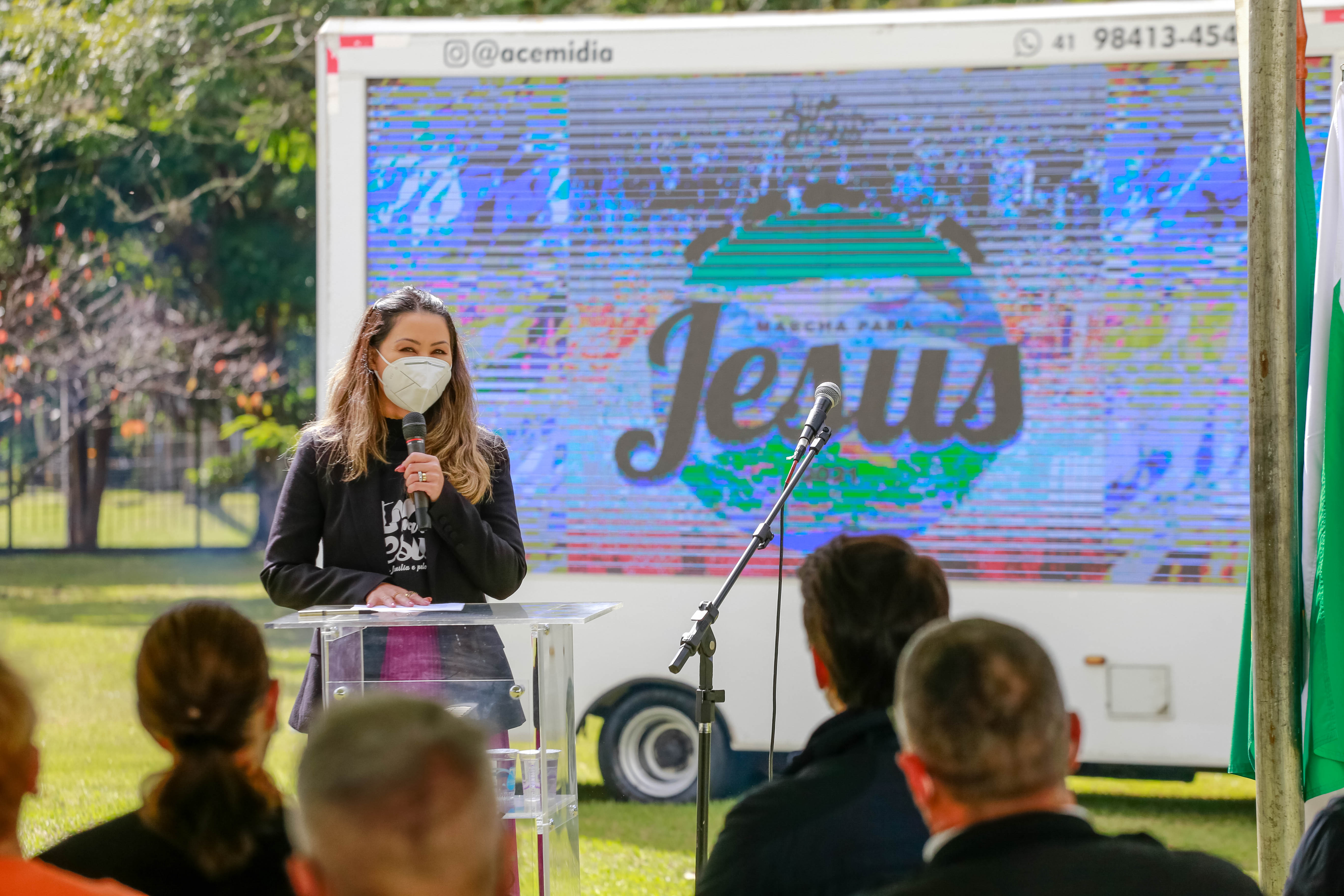 Uma cerimônia no jardim do Palácio Iguaçu, em Curitiba, realizada na manhã deste sábado (15), marcou a abertura oficial da 26ª edição da Marcha para Jesus. Ao lado de pastores de diferentes denominações religiosas da capital, o governador Carlos Massa Ratinho Junior e a primeira-dama Luciana Saito Massa acompanharam a solenidade, além de outras autoridades. O evento faz parte do Calendário Oficial do Estado. - Curitiba, 15/05/2021 - Foto: Valdelino Pontes