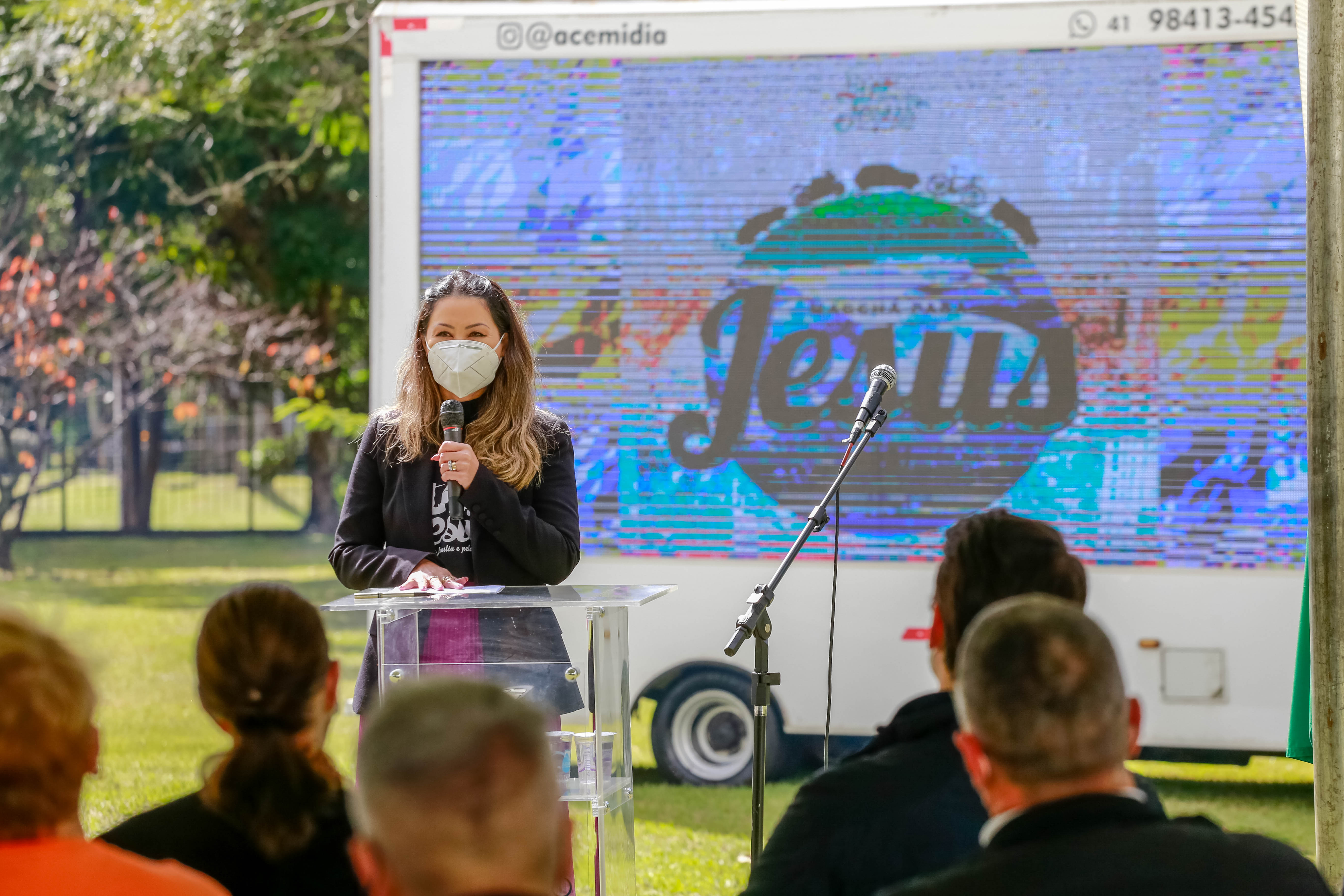 Uma cerimônia no jardim do Palácio Iguaçu, em Curitiba, realizada na manhã deste sábado (15), marcou a abertura oficial da 26ª edição da Marcha para Jesus. Ao lado de pastores de diferentes denominações religiosas da capital, o governador Carlos Massa Ratinho Junior e a primeira-dama Luciana Saito Massa acompanharam a solenidade, além de outras autoridades. O evento faz parte do Calendário Oficial do Estado. - Curitiba, 15/05/2021 - Foto: Valdelino Pontes