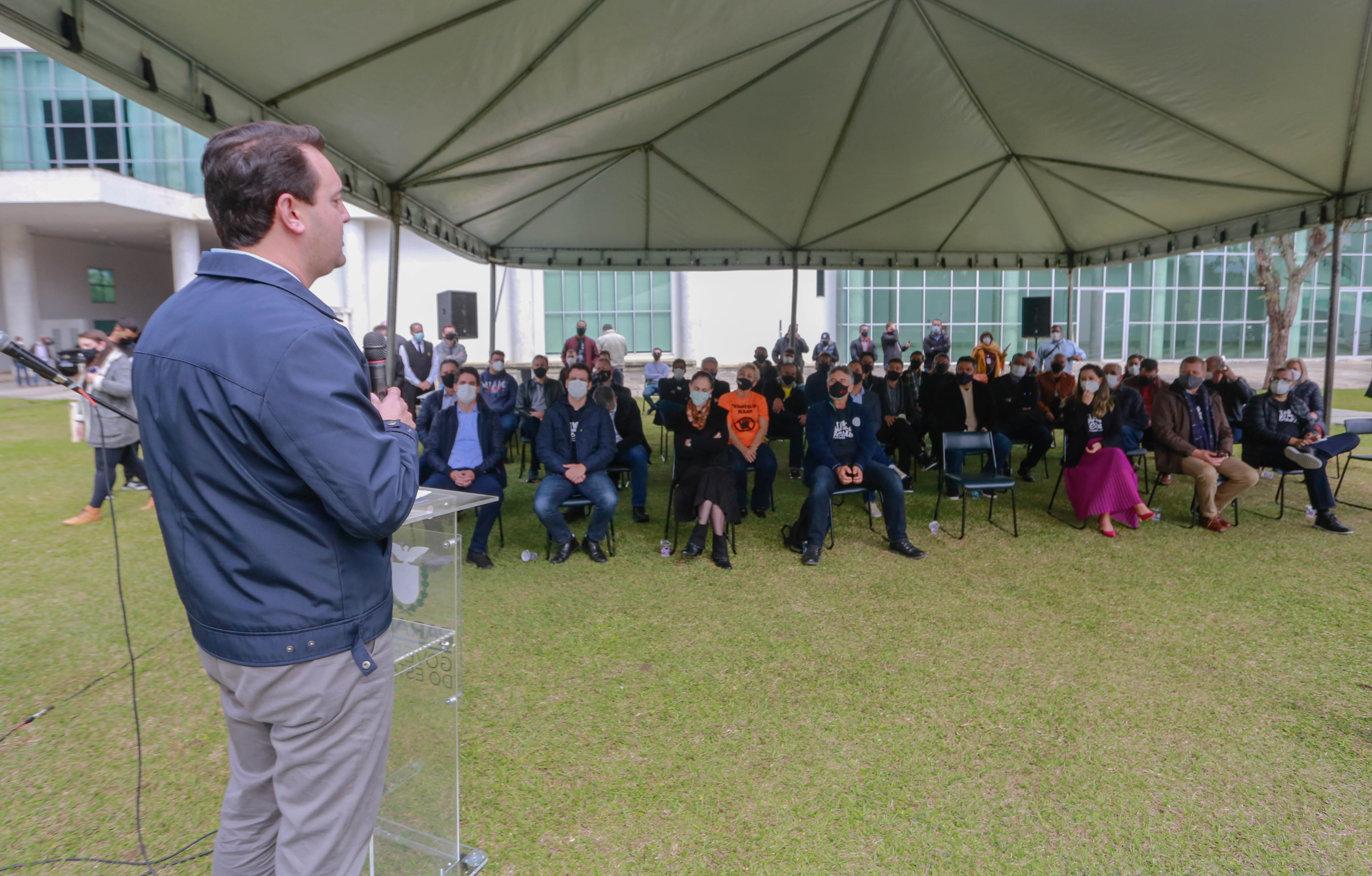 Uma cerimônia no jardim do Palácio Iguaçu, em Curitiba, realizada na manhã deste sábado (15), marcou a abertura oficial da 26ª edição da Marcha para Jesus. Ao lado de pastores de diferentes denominações religiosas da capital, o governador Carlos Massa Ratinho Junior e a primeira-dama Luciana Saito Massa acompanharam a solenidade, além de outras autoridades. O evento faz parte do Calendário Oficial do Estado. - Curitiba, 15/05/2021 - Foto: Valdelino Pontes