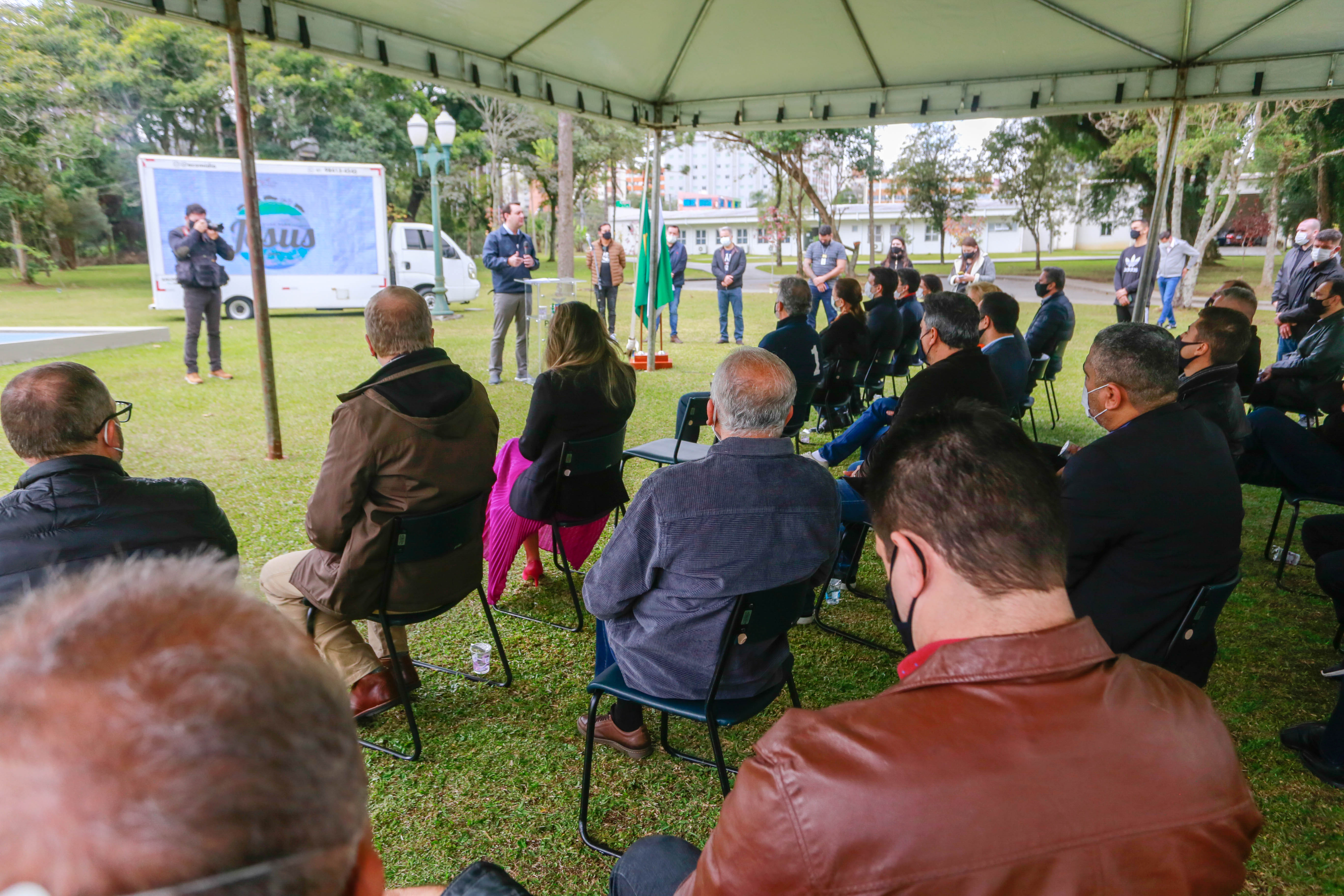Uma cerimônia no jardim do Palácio Iguaçu, em Curitiba, realizada na manhã deste sábado (15), marcou a abertura oficial da 26ª edição da Marcha para Jesus. Ao lado de pastores de diferentes denominações religiosas da capital, o governador Carlos Massa Ratinho Junior e a primeira-dama Luciana Saito Massa acompanharam a solenidade, além de outras autoridades. O evento faz parte do Calendário Oficial do Estado. - Curitiba, 15/05/2021 - Foto: Valdelino Pontes