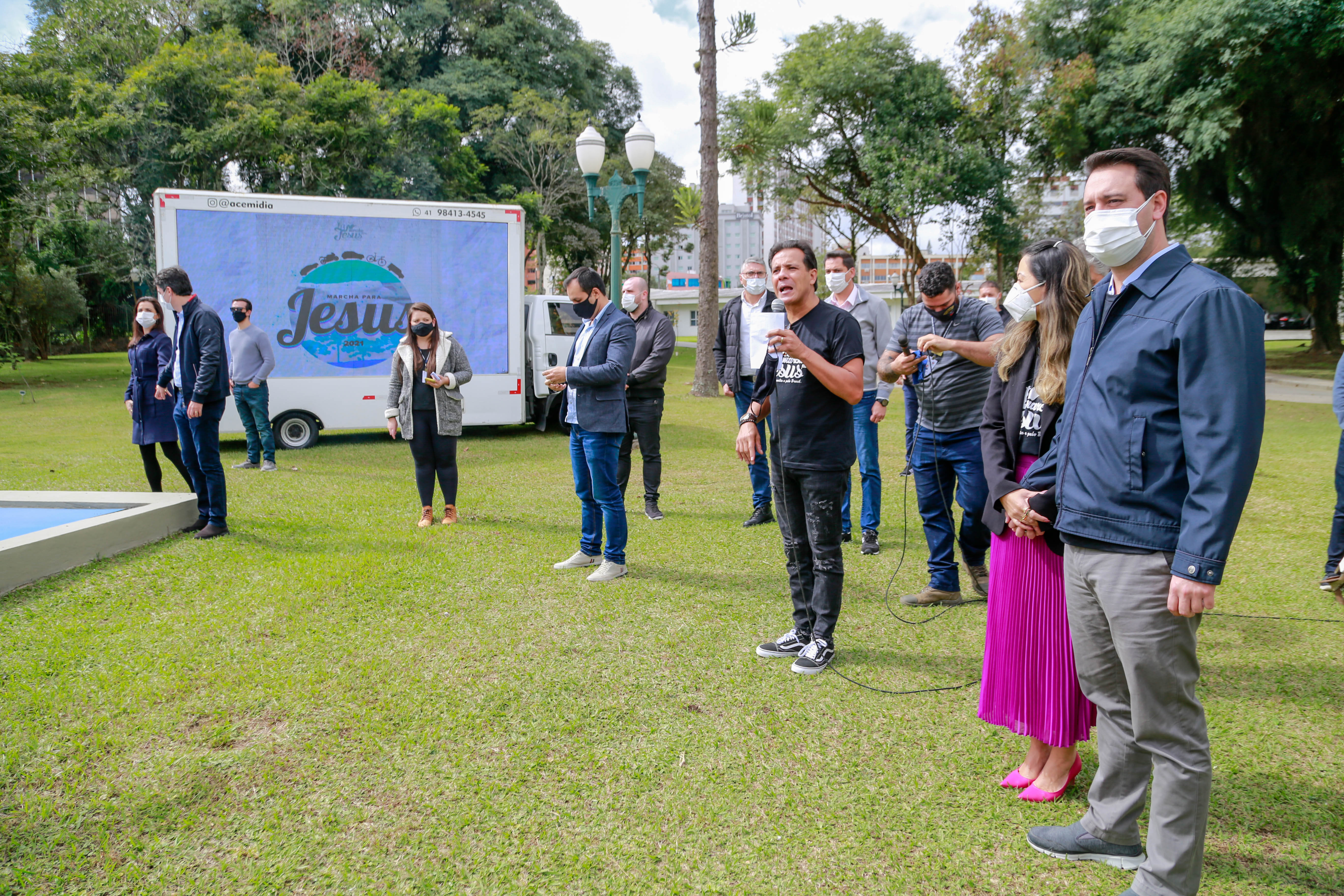 Uma cerimônia no jardim do Palácio Iguaçu, em Curitiba, realizada na manhã deste sábado (15), marcou a abertura oficial da 26ª edição da Marcha para Jesus. Ao lado de pastores de diferentes denominações religiosas da capital, o governador Carlos Massa Ratinho Junior e a primeira-dama Luciana Saito Massa acompanharam a solenidade, além de outras autoridades. O evento faz parte do Calendário Oficial do Estado. - Curitiba, 15/05/2021 - Foto: Valdelino Pontes