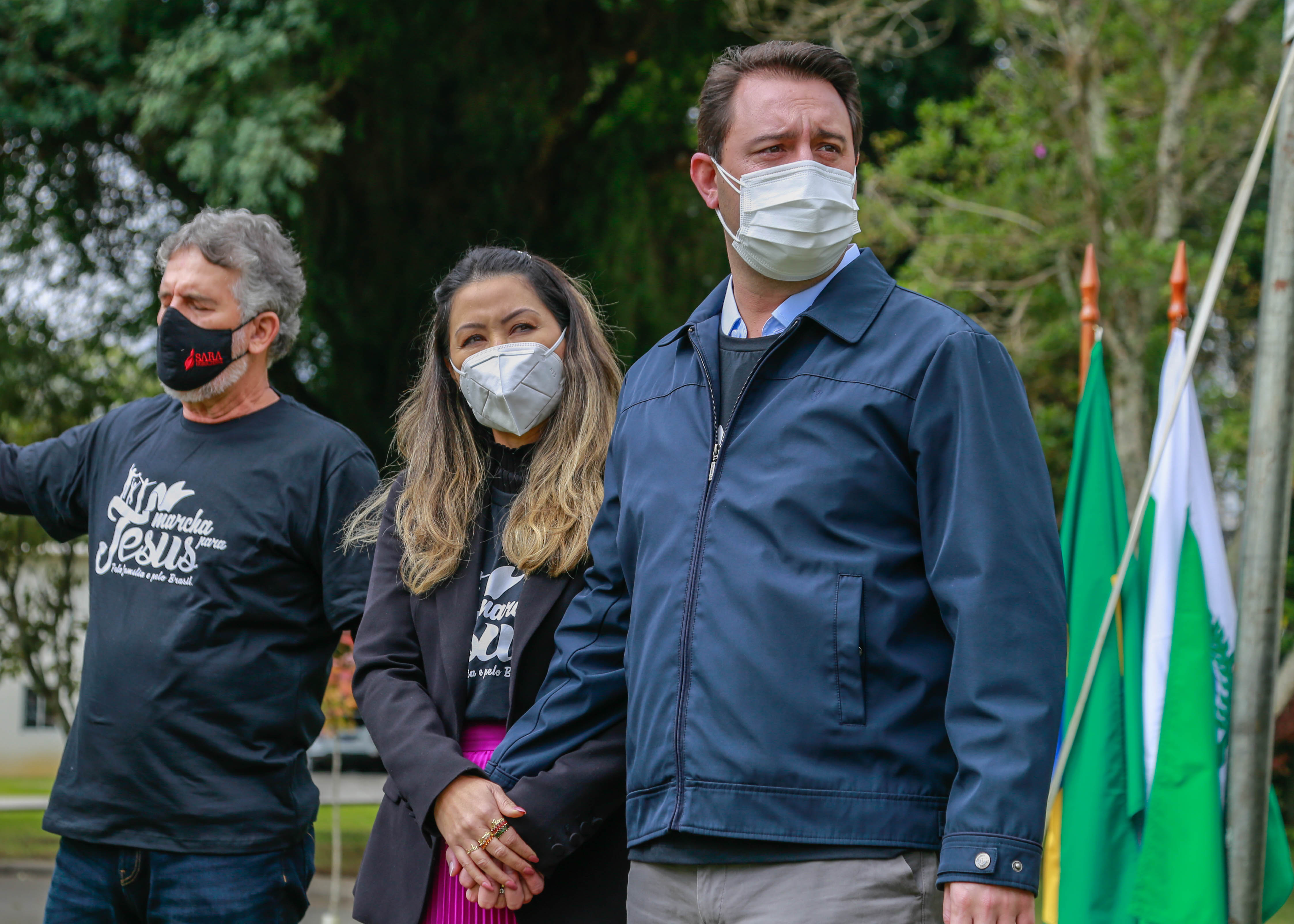 Uma cerimônia no jardim do Palácio Iguaçu, em Curitiba, realizada na manhã deste sábado (15), marcou a abertura oficial da 26ª edição da Marcha para Jesus. Ao lado de pastores de diferentes denominações religiosas da capital, o governador Carlos Massa Ratinho Junior e a primeira-dama Luciana Saito Massa acompanharam a solenidade, além de outras autoridades. O evento faz parte do Calendário Oficial do Estado. - Curitiba, 15/05/2021 - Foto: Valdelino Pontes