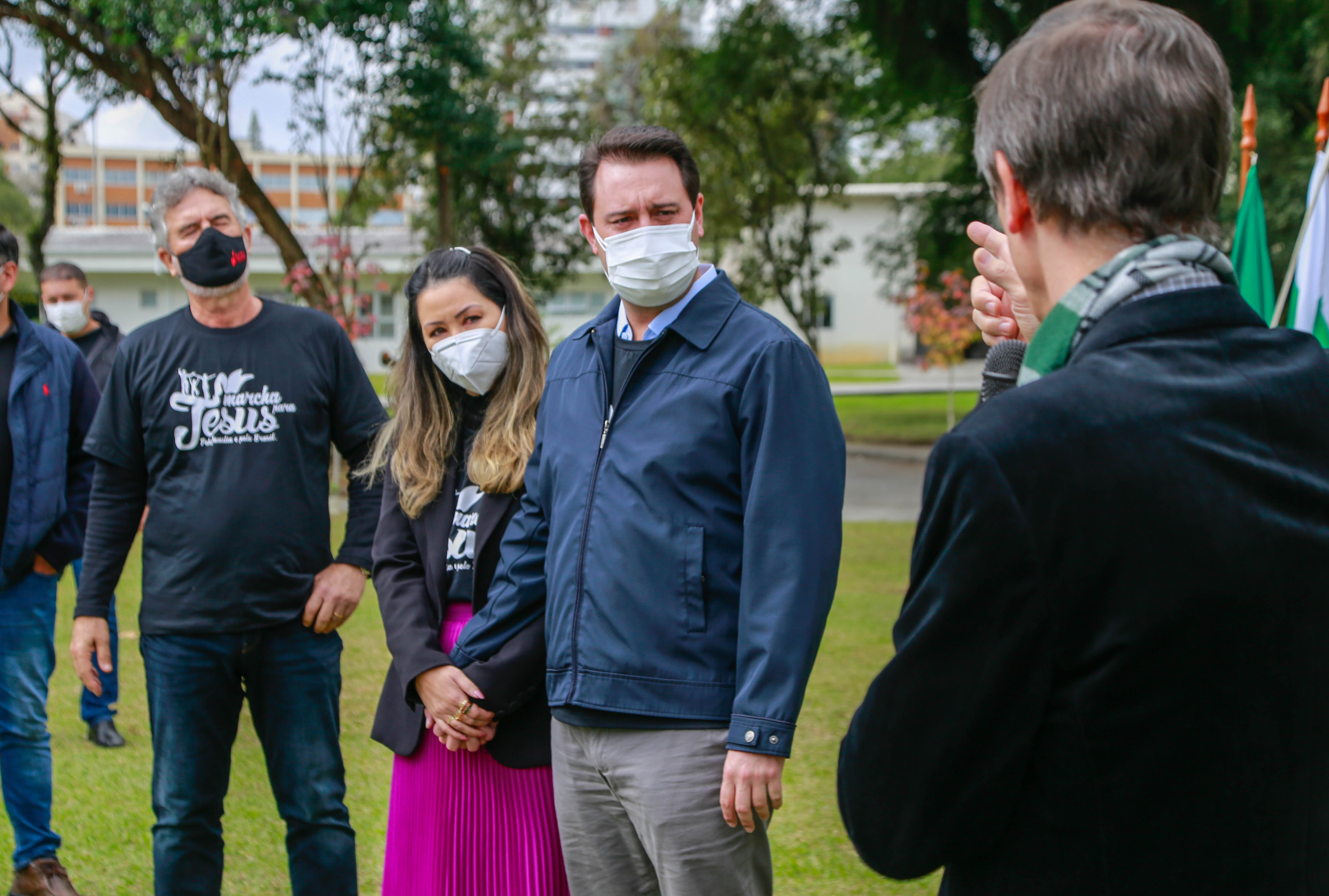 Uma cerimônia no jardim do Palácio Iguaçu, em Curitiba, realizada na manhã deste sábado (15), marcou a abertura oficial da 26ª edição da Marcha para Jesus. Ao lado de pastores de diferentes denominações religiosas da capital, o governador Carlos Massa Ratinho Junior e a primeira-dama Luciana Saito Massa acompanharam a solenidade, além de outras autoridades. O evento faz parte do Calendário Oficial do Estado. - Curitiba, 15/05/2021 - Foto: Valdelino Pontes