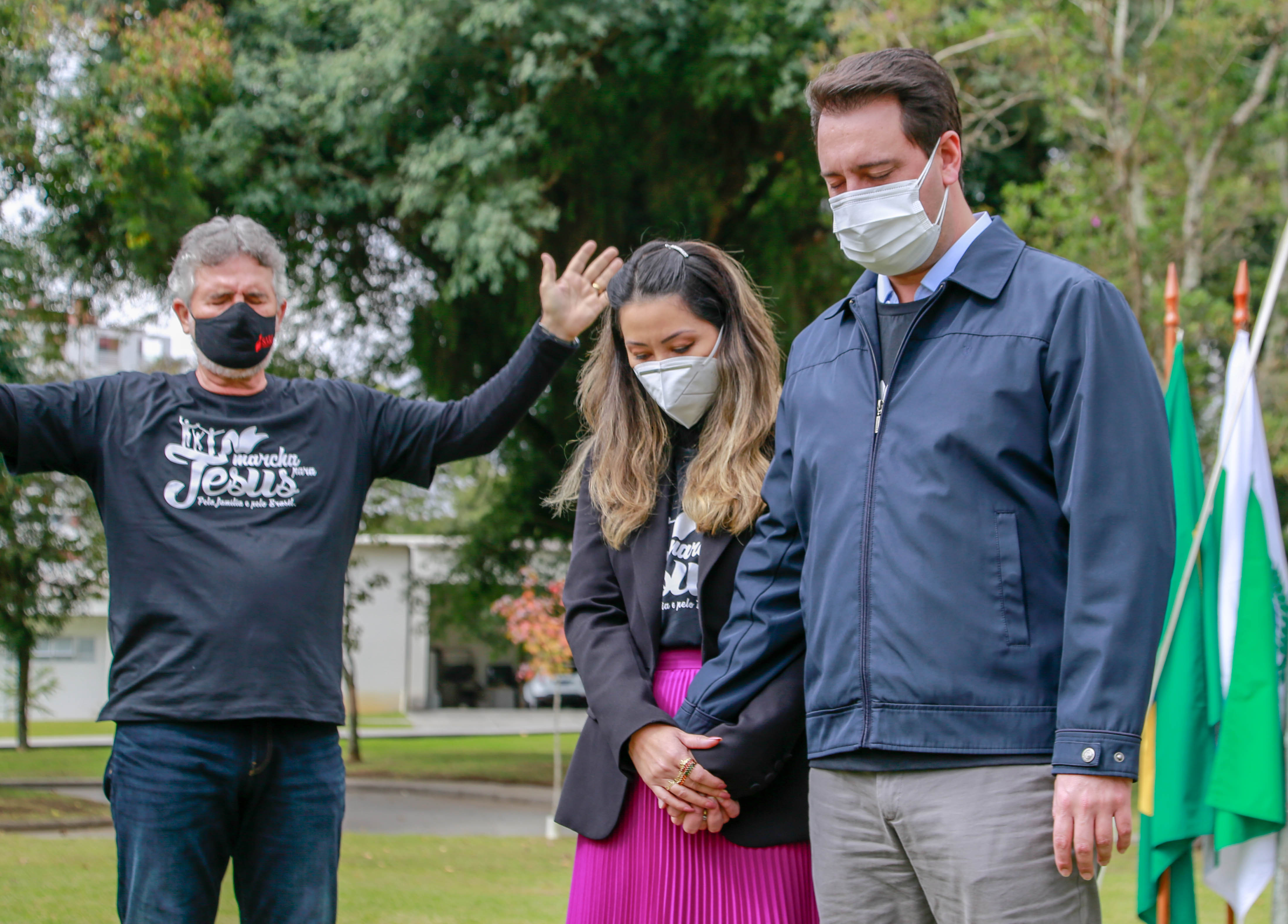 Uma cerimônia no jardim do Palácio Iguaçu, em Curitiba, realizada na manhã deste sábado (15), marcou a abertura oficial da 26ª edição da Marcha para Jesus. Ao lado de pastores de diferentes denominações religiosas da capital, o governador Carlos Massa Ratinho Junior e a primeira-dama Luciana Saito Massa acompanharam a solenidade, além de outras autoridades. O evento faz parte do Calendário Oficial do Estado. - Curitiba, 15/05/2021 - Foto: Valdelino Pontes