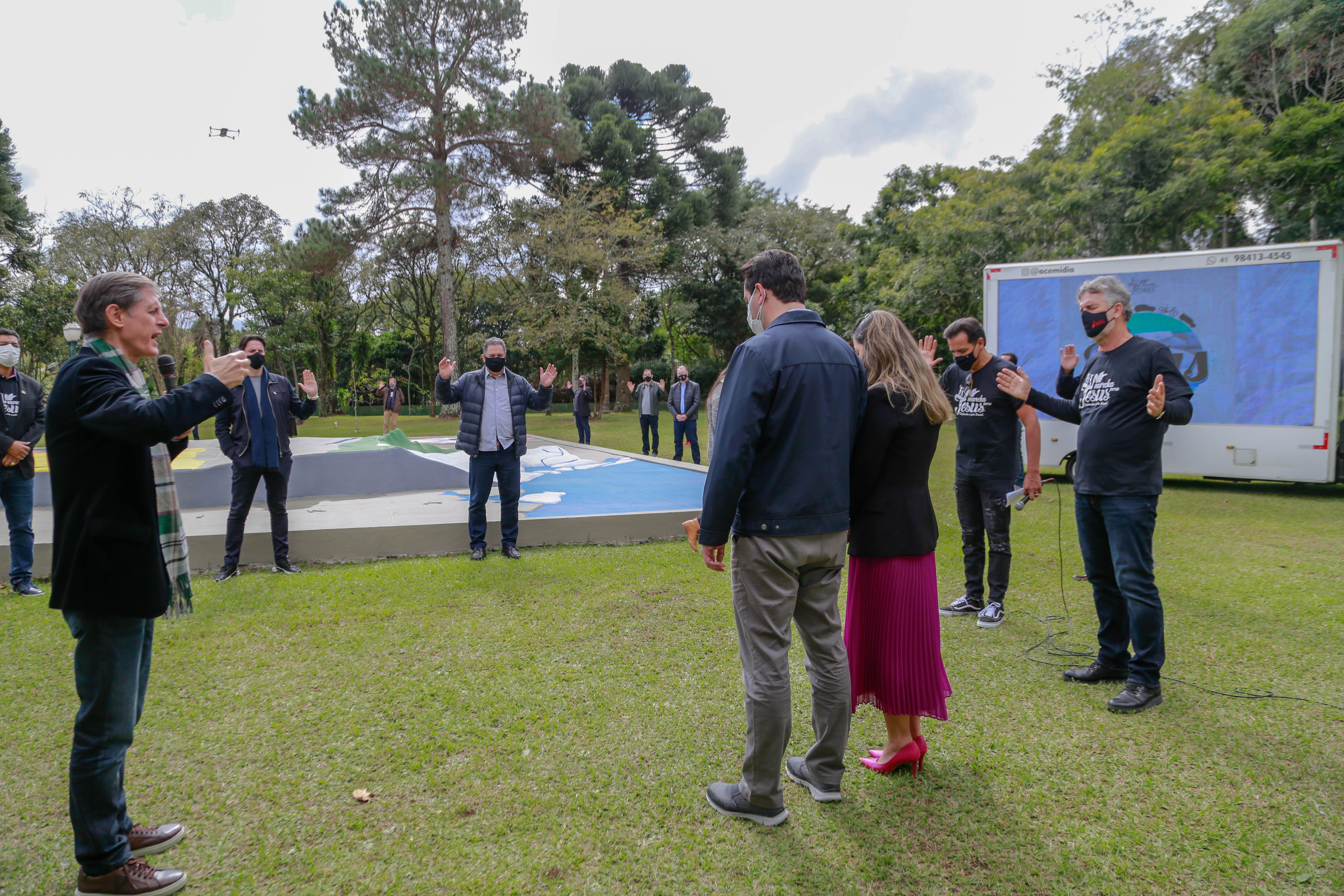 Uma cerimônia no jardim do Palácio Iguaçu, em Curitiba, realizada na manhã deste sábado (15), marcou a abertura oficial da 26ª edição da Marcha para Jesus. Ao lado de pastores de diferentes denominações religiosas da capital, o governador Carlos Massa Ratinho Junior e a primeira-dama Luciana Saito Massa acompanharam a solenidade, além de outras autoridades. O evento faz parte do Calendário Oficial do Estado. - Curitiba, 15/05/2021 - Foto: Valdelino Pontes