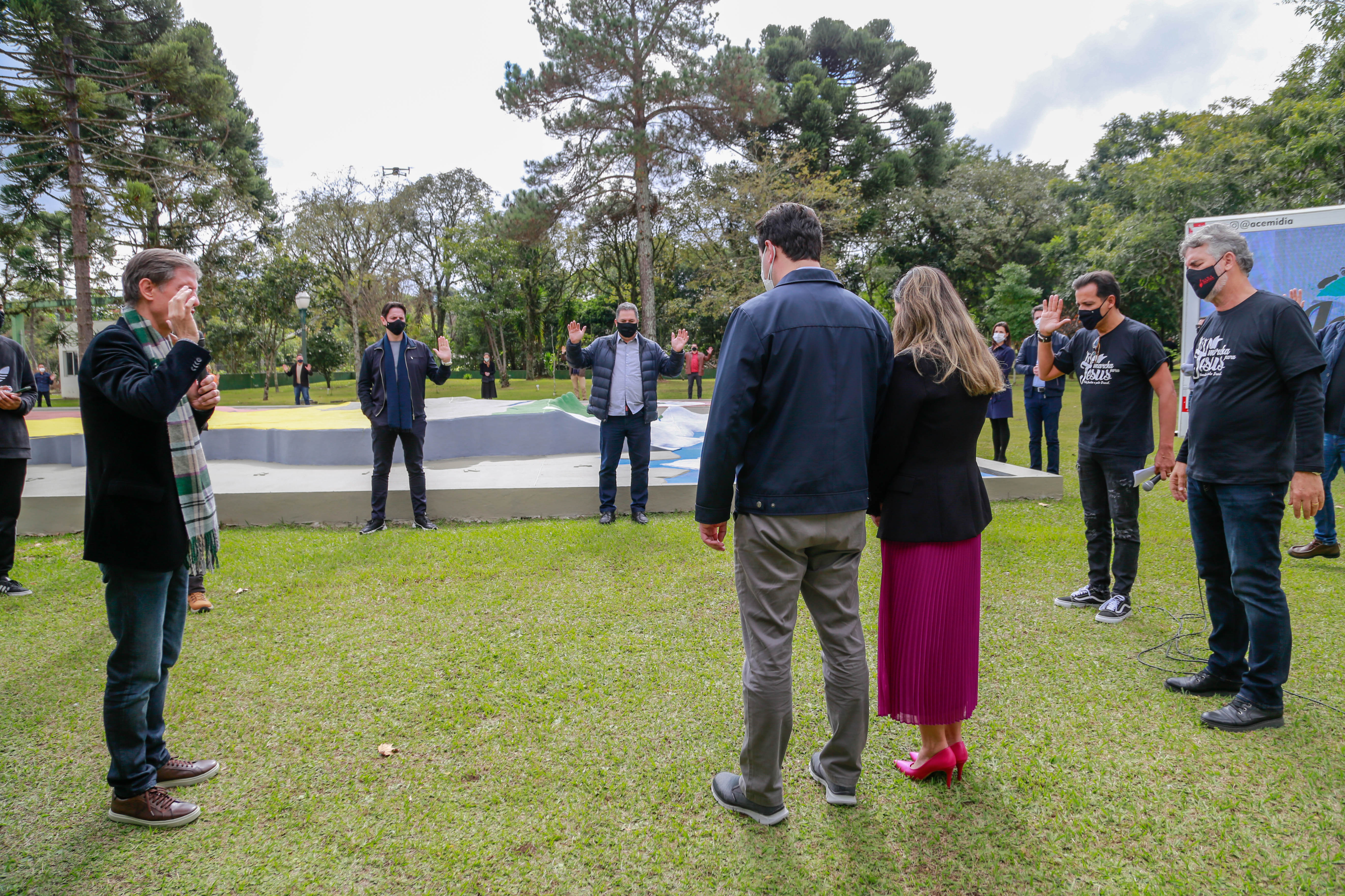Uma cerimônia no jardim do Palácio Iguaçu, em Curitiba, realizada na manhã deste sábado (15), marcou a abertura oficial da 26ª edição da Marcha para Jesus. Ao lado de pastores de diferentes denominações religiosas da capital, o governador Carlos Massa Ratinho Junior e a primeira-dama Luciana Saito Massa acompanharam a solenidade, além de outras autoridades. O evento faz parte do Calendário Oficial do Estado. - Curitiba, 15/05/2021 - Foto: Valdelino Pontes