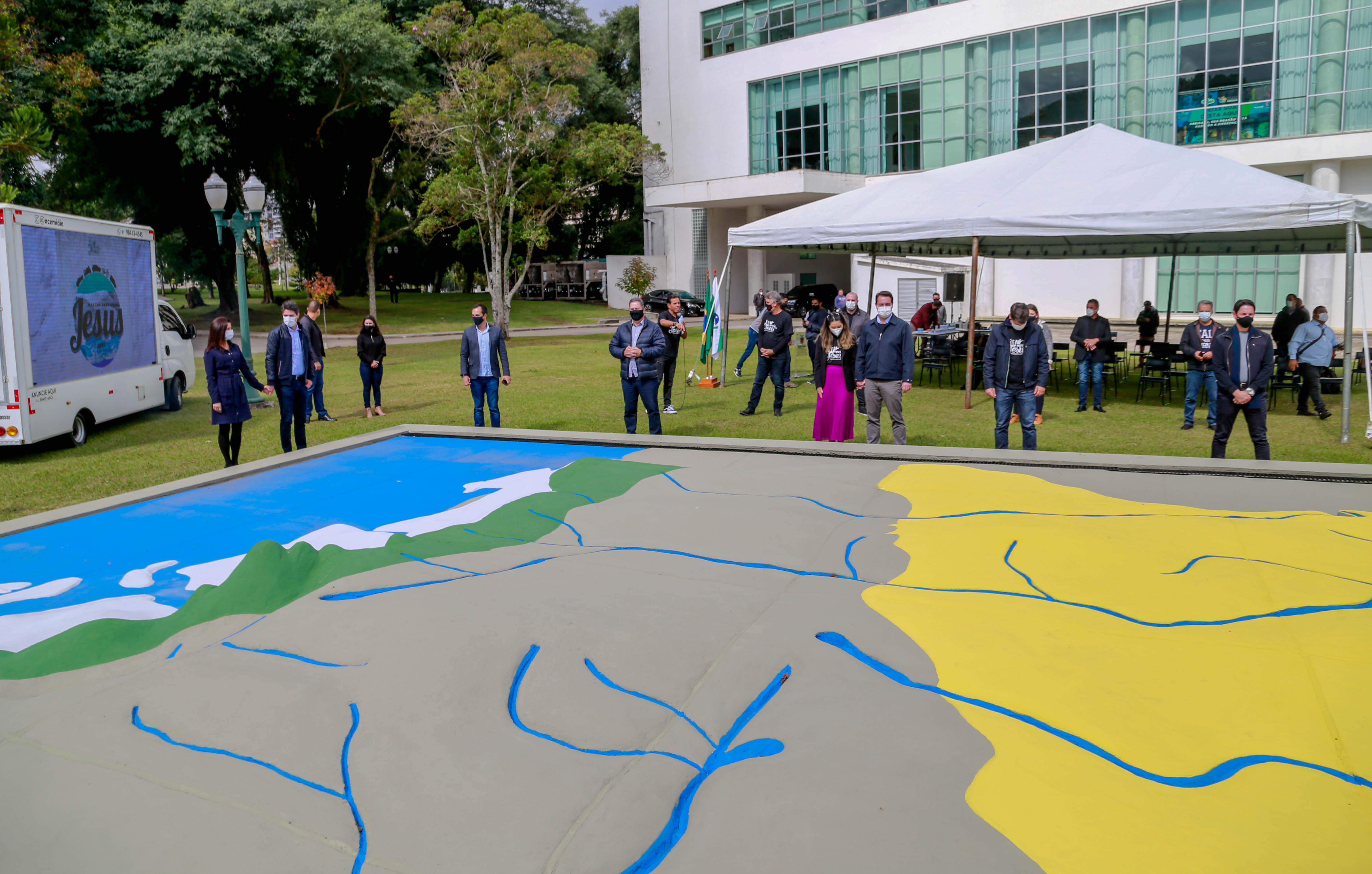 Uma cerimônia no jardim do Palácio Iguaçu, em Curitiba, realizada na manhã deste sábado (15), marcou a abertura oficial da 26ª edição da Marcha para Jesus. Ao lado de pastores de diferentes denominações religiosas da capital, o governador Carlos Massa Ratinho Junior e a primeira-dama Luciana Saito Massa acompanharam a solenidade, além de outras autoridades. O evento faz parte do Calendário Oficial do Estado. - Curitiba, 15/05/2021 - Foto: Valdelino Pontes
