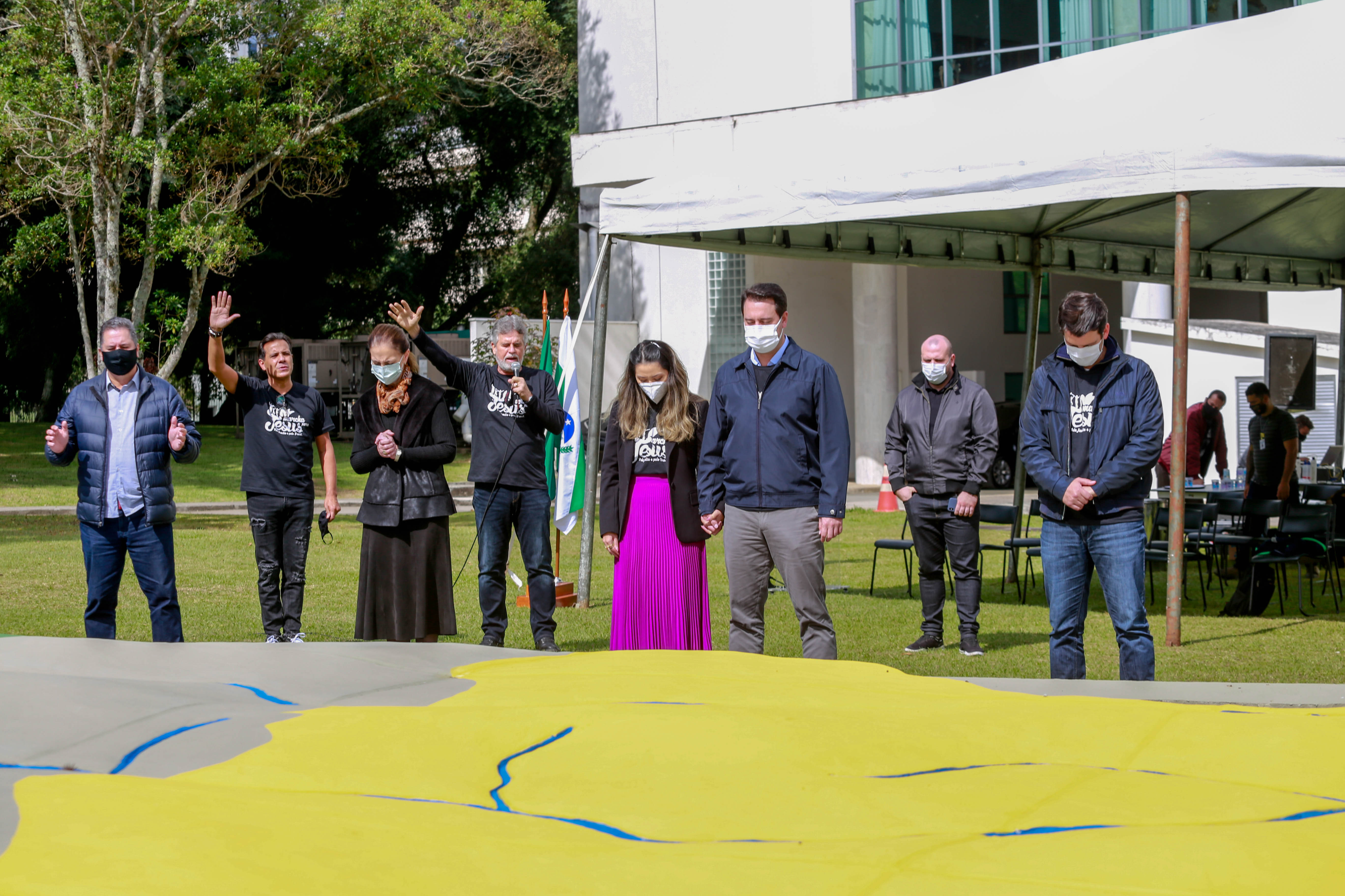 Uma cerimônia no jardim do Palácio Iguaçu, em Curitiba, realizada na manhã deste sábado (15), marcou a abertura oficial da 26ª edição da Marcha para Jesus. Ao lado de pastores de diferentes denominações religiosas da capital, o governador Carlos Massa Ratinho Junior e a primeira-dama Luciana Saito Massa acompanharam a solenidade, além de outras autoridades. O evento faz parte do Calendário Oficial do Estado. - Curitiba, 15/05/2021 - Foto: Valdelino Pontes