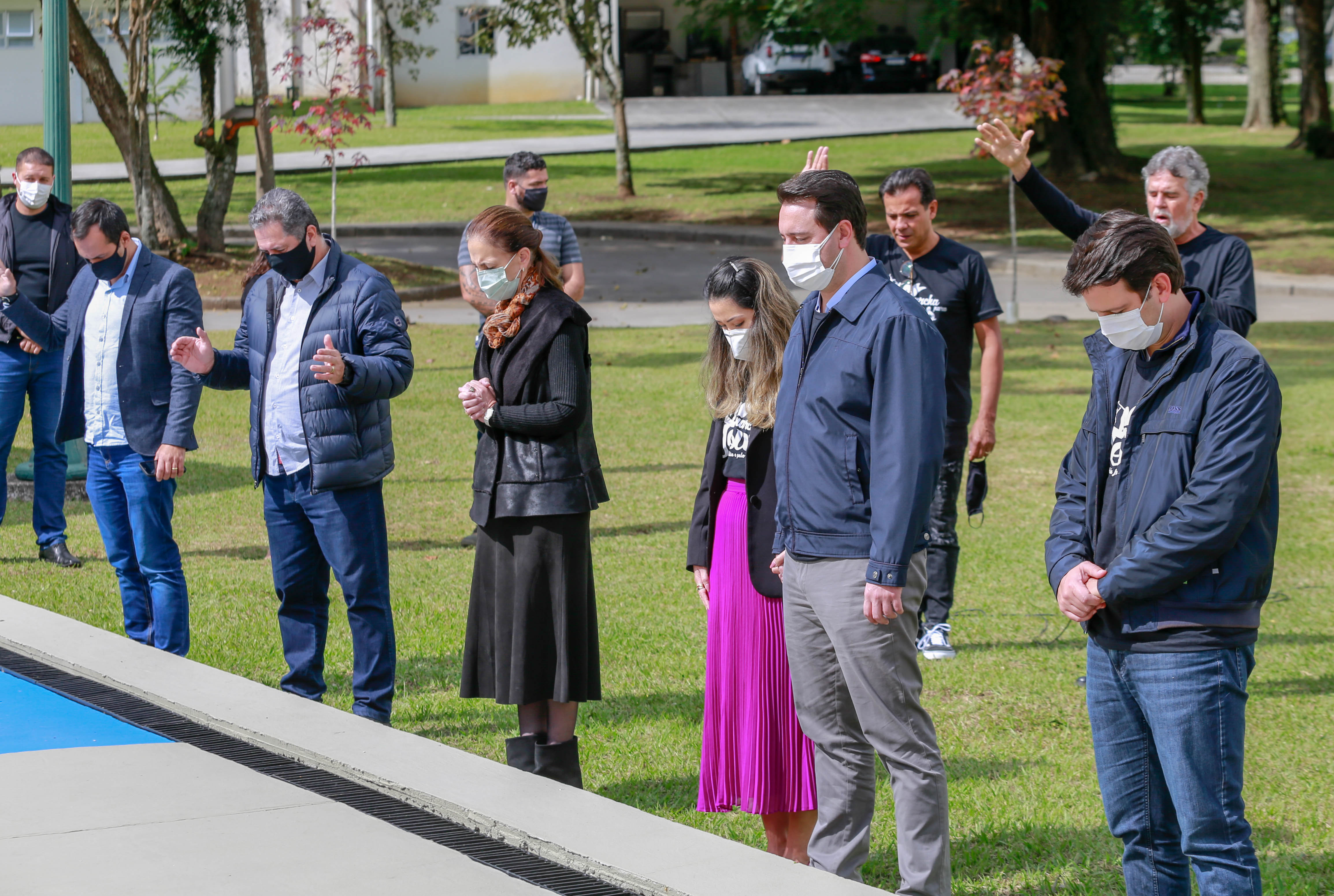 Uma cerimônia no jardim do Palácio Iguaçu, em Curitiba, realizada na manhã deste sábado (15), marcou a abertura oficial da 26ª edição da Marcha para Jesus. Ao lado de pastores de diferentes denominações religiosas da capital, o governador Carlos Massa Ratinho Junior e a primeira-dama Luciana Saito Massa acompanharam a solenidade, além de outras autoridades. O evento faz parte do Calendário Oficial do Estado. - Curitiba, 15/05/2021 - Foto: Valdelino Pontes
