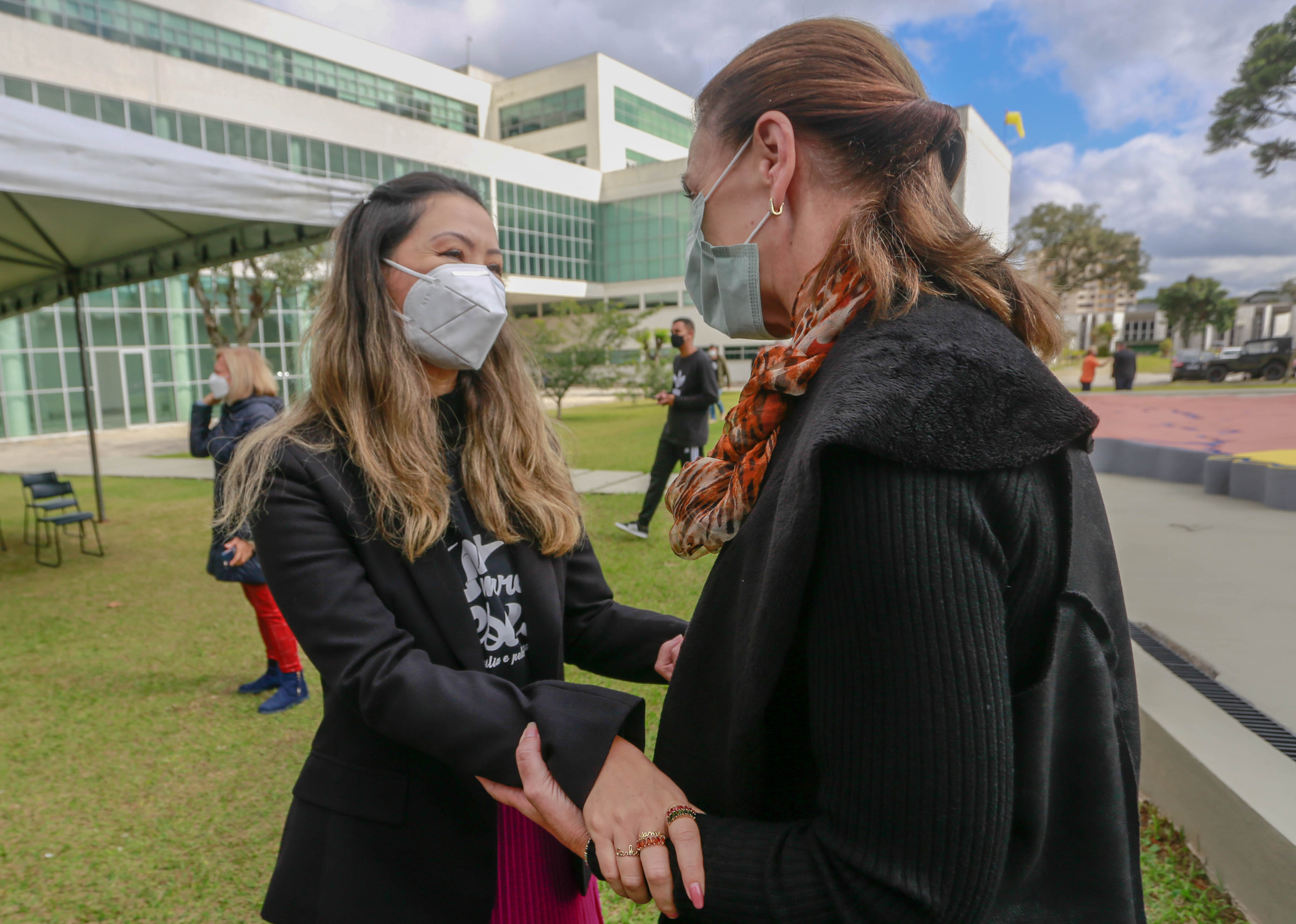Uma cerimônia no jardim do Palácio Iguaçu, em Curitiba, realizada na manhã deste sábado (15), marcou a abertura oficial da 26ª edição da Marcha para Jesus. Ao lado de pastores de diferentes denominações religiosas da capital, o governador Carlos Massa Ratinho Junior e a primeira-dama Luciana Saito Massa acompanharam a solenidade, além de outras autoridades. O evento faz parte do Calendário Oficial do Estado. - Curitiba, 15/05/2021 - Foto: Valdelino Pontes