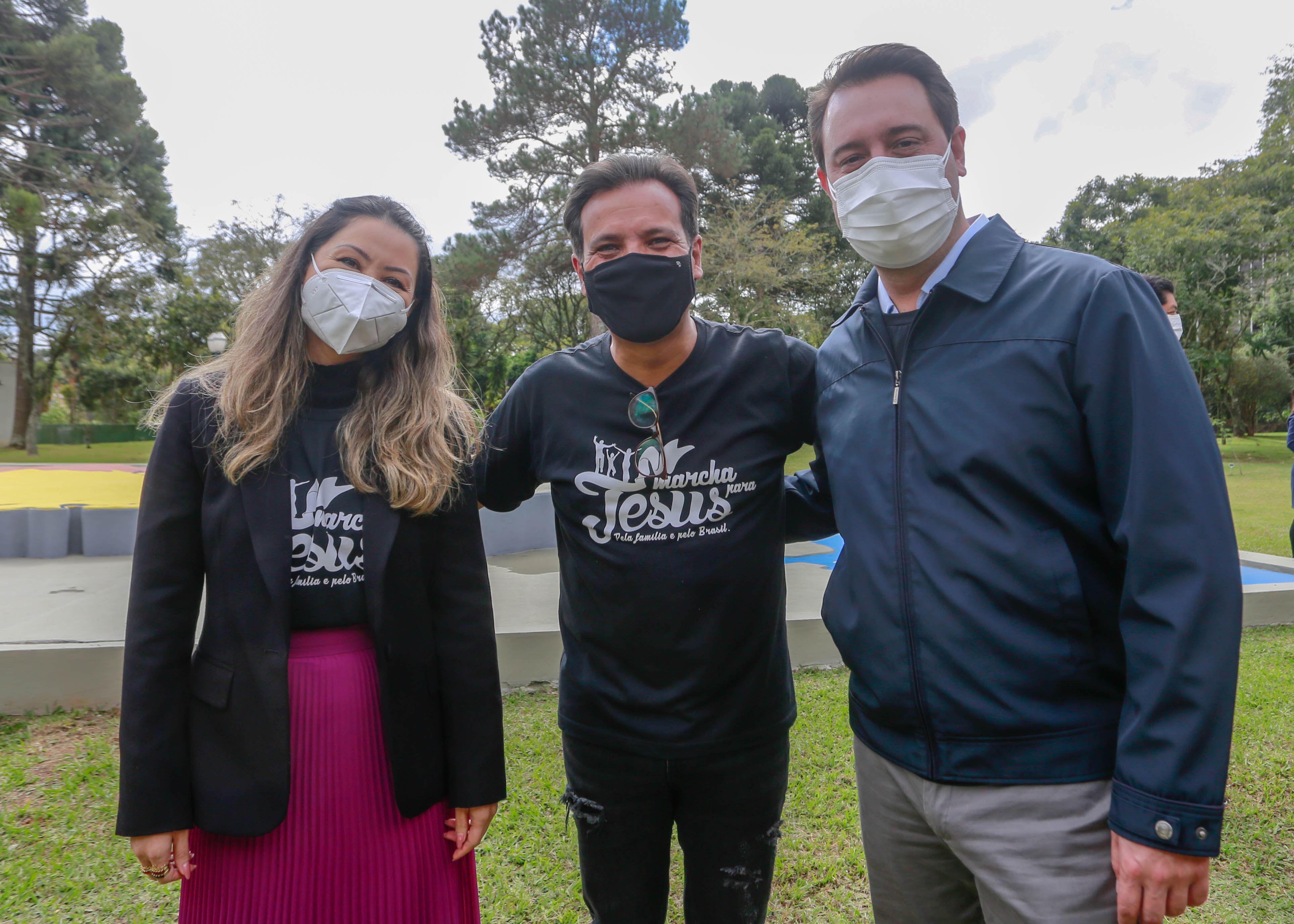 Uma cerimônia no jardim do Palácio Iguaçu, em Curitiba, realizada na manhã deste sábado (15), marcou a abertura oficial da 26ª edição da Marcha para Jesus. Ao lado de pastores de diferentes denominações religiosas da capital, o governador Carlos Massa Ratinho Junior e a primeira-dama Luciana Saito Massa acompanharam a solenidade, além de outras autoridades. O evento faz parte do Calendário Oficial do Estado. - Curitiba, 15/05/2021 - Foto: Valdelino Pontes