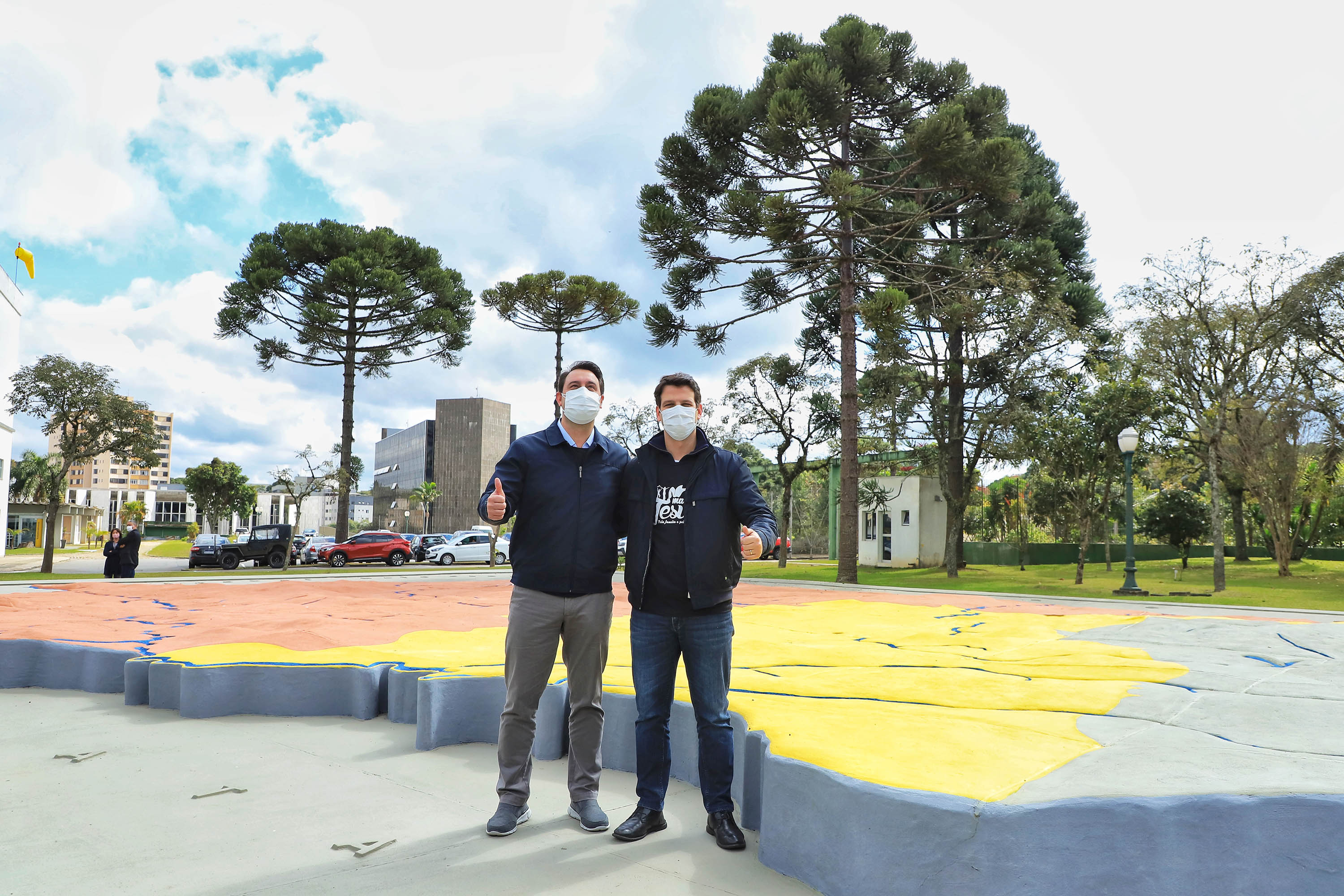 Uma cerimônia no jardim do Palácio Iguaçu, em Curitiba, realizada na manhã deste sábado (15), marcou a abertura oficial da 26ª edição da Marcha para Jesus. Ao lado de pastores de diferentes denominações religiosas da capital, o governador Carlos Massa Ratinho Junior e a primeira-dama Luciana Saito Massa acompanharam a solenidade, além de outras autoridades. O evento faz parte do Calendário Oficial do Estado. - Curitiba, 15/05/2021 - Foto: José Fernando Ogura/AEN