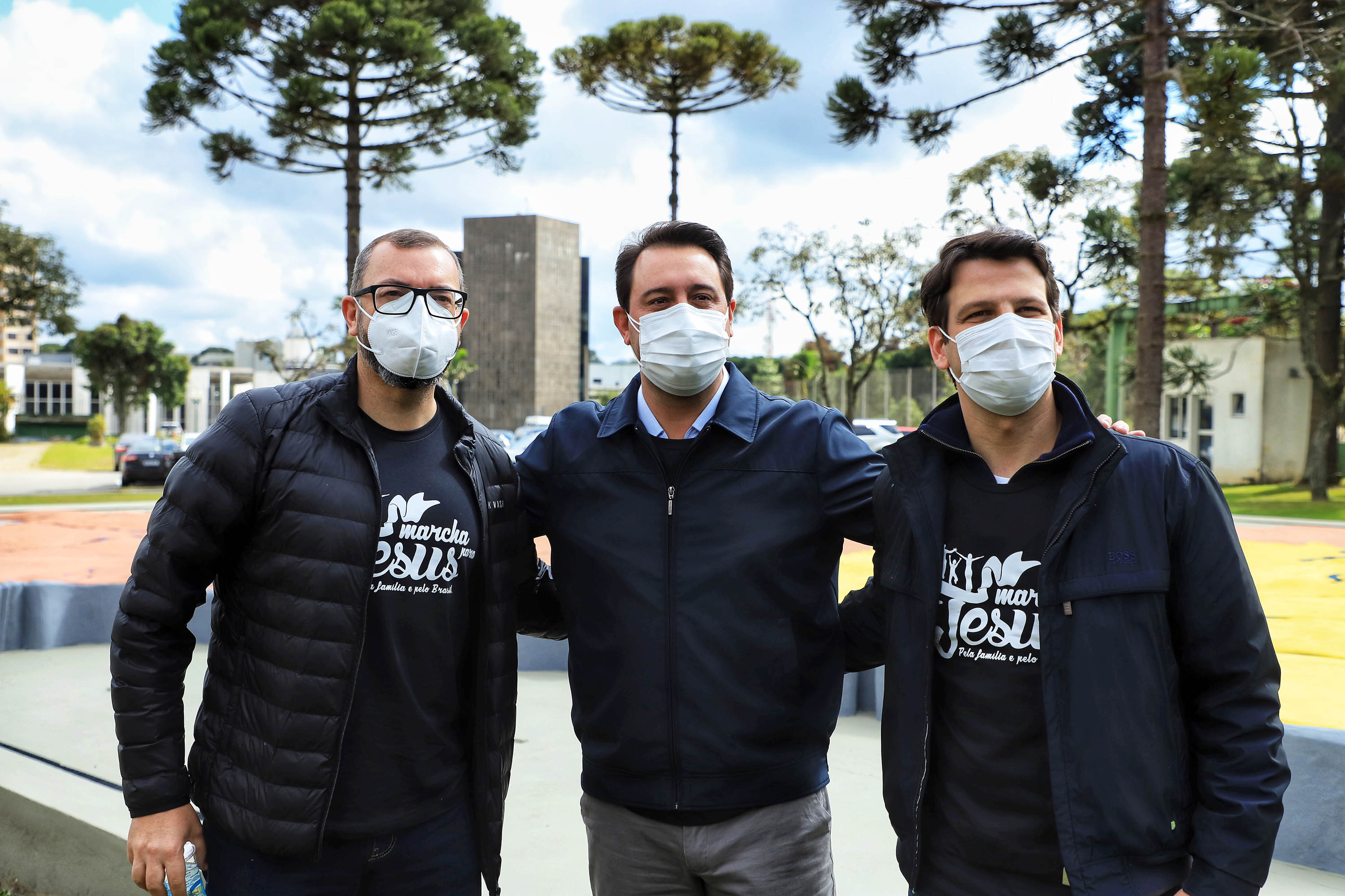 Uma cerimônia no jardim do Palácio Iguaçu, em Curitiba, realizada na manhã deste sábado (15), marcou a abertura oficial da 26ª edição da Marcha para Jesus. Ao lado de pastores de diferentes denominações religiosas da capital, o governador Carlos Massa Ratinho Junior e a primeira-dama Luciana Saito Massa acompanharam a solenidade, além de outras autoridades. O evento faz parte do Calendário Oficial do Estado. - Curitiba, 15/05/2021 - Foto: José Fernando Ogura/AEN