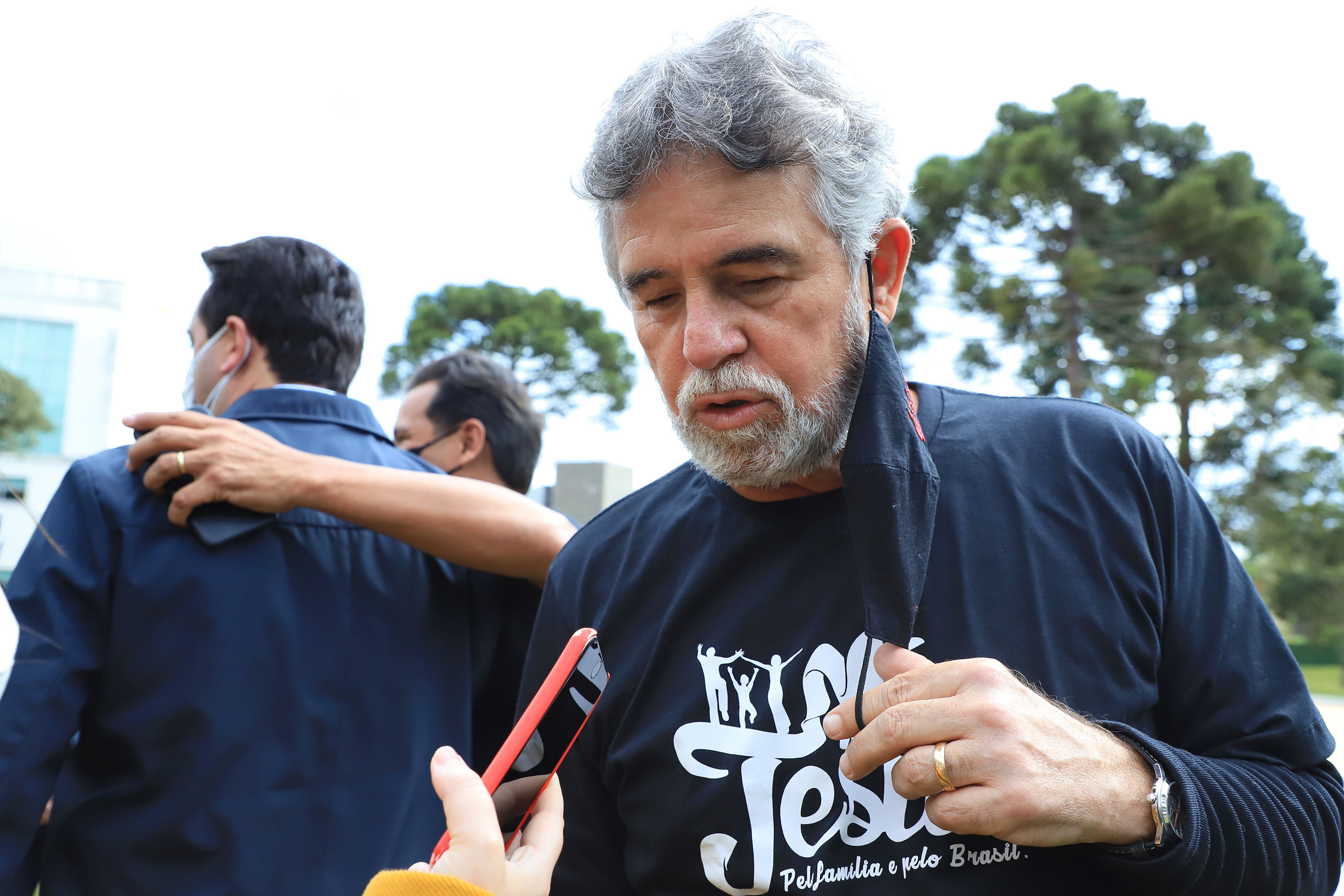 Uma cerimônia no jardim do Palácio Iguaçu, em Curitiba, realizada na manhã deste sábado (15), marcou a abertura oficial da 26ª edição da Marcha para Jesus. Ao lado de pastores de diferentes denominações religiosas da capital, o governador Carlos Massa Ratinho Junior e a primeira-dama Luciana Saito Massa acompanharam a solenidade, além de outras autoridades. O evento faz parte do Calendário Oficial do Estado. - Curitiba, 15/05/2021 - Foto: José Fernando Ogura/AEN
