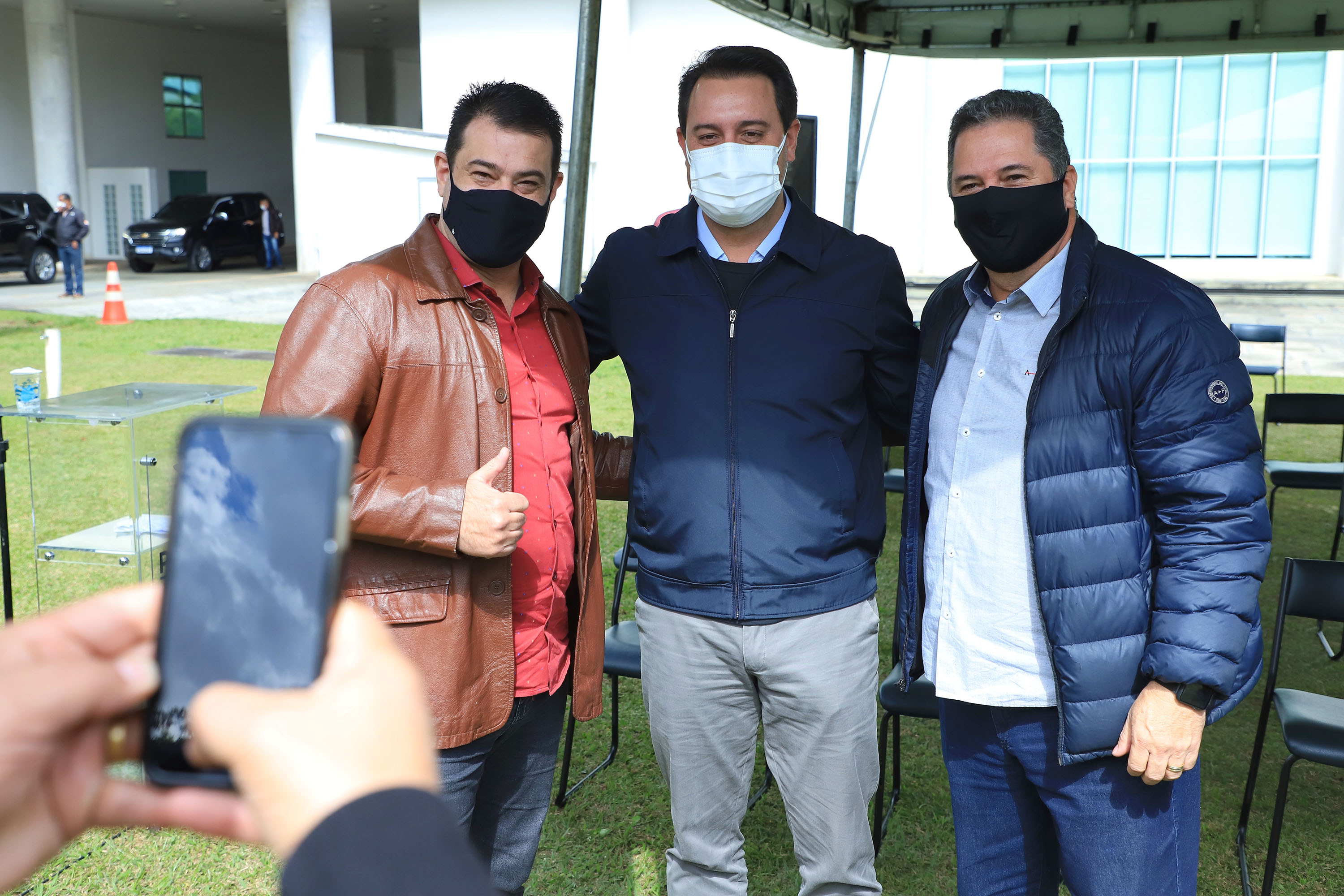 Uma cerimônia no jardim do Palácio Iguaçu, em Curitiba, realizada na manhã deste sábado (15), marcou a abertura oficial da 26ª edição da Marcha para Jesus. Ao lado de pastores de diferentes denominações religiosas da capital, o governador Carlos Massa Ratinho Junior e a primeira-dama Luciana Saito Massa acompanharam a solenidade, além de outras autoridades. O evento faz parte do Calendário Oficial do Estado. - Curitiba, 15/05/2021 - Foto: José Fernando Ogura/AEN